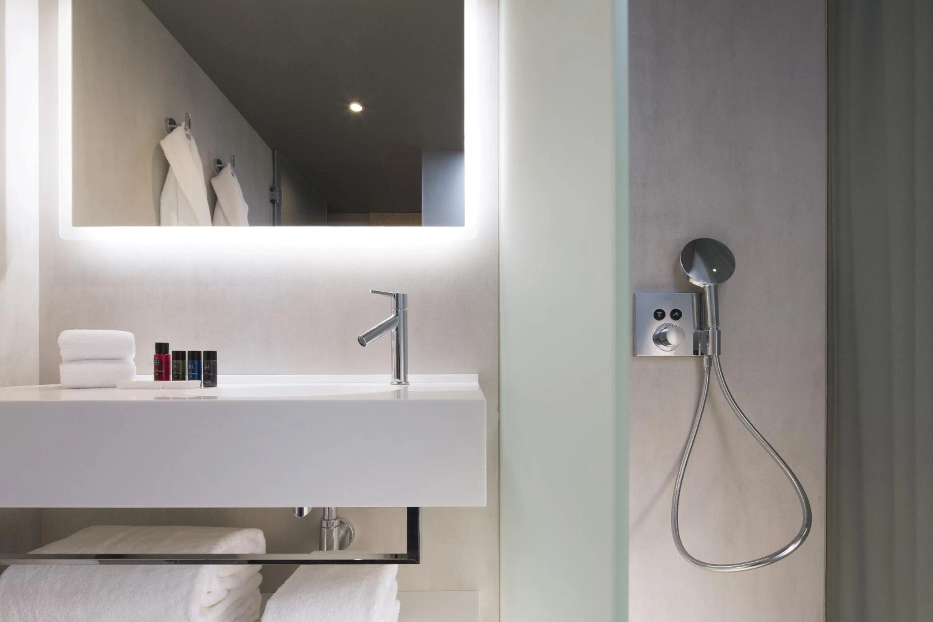 Shower in Drawing Hotel