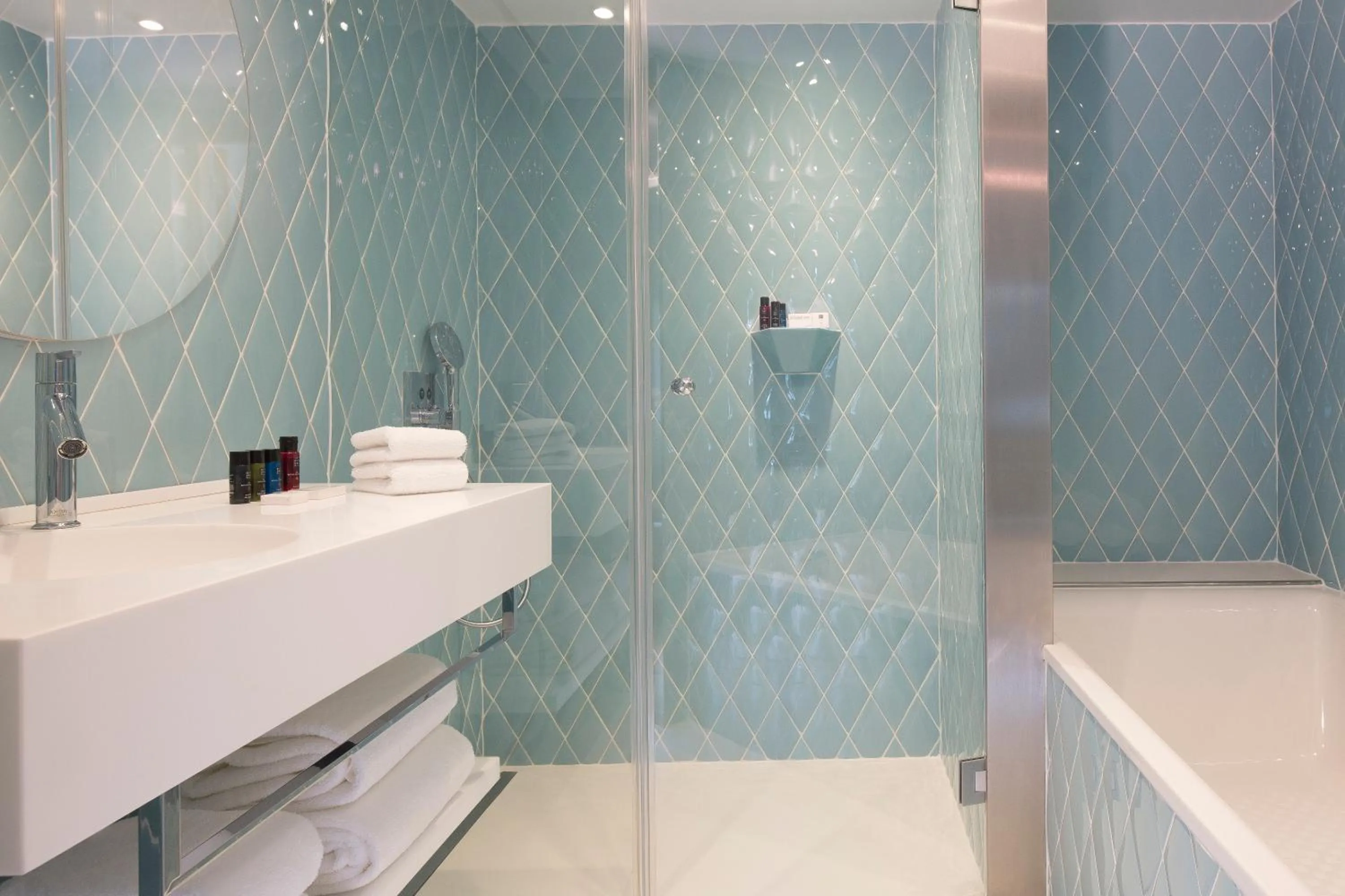 Shower in Drawing Hotel