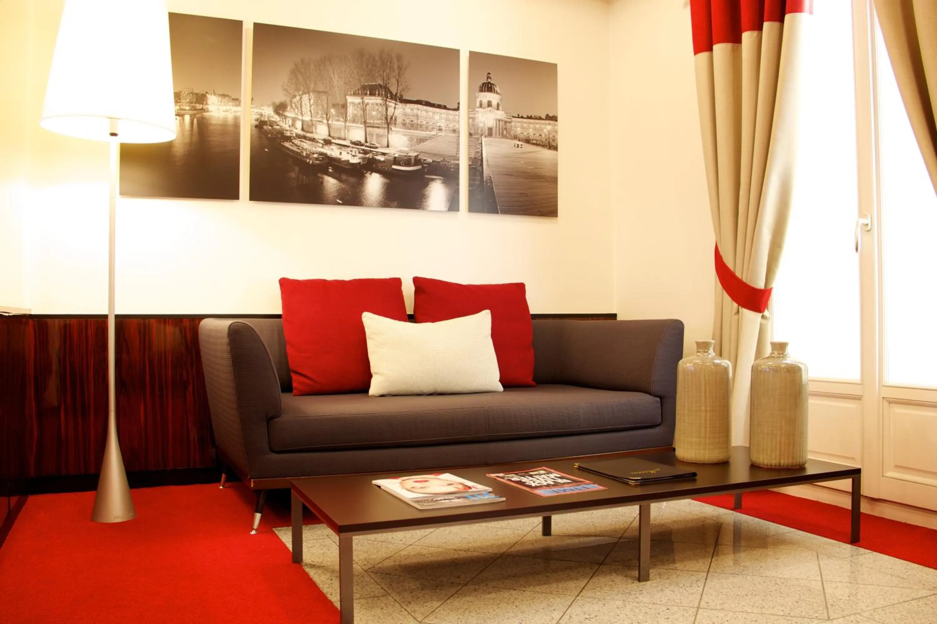 Communal lounge/ TV room in Hotel Le Richemont