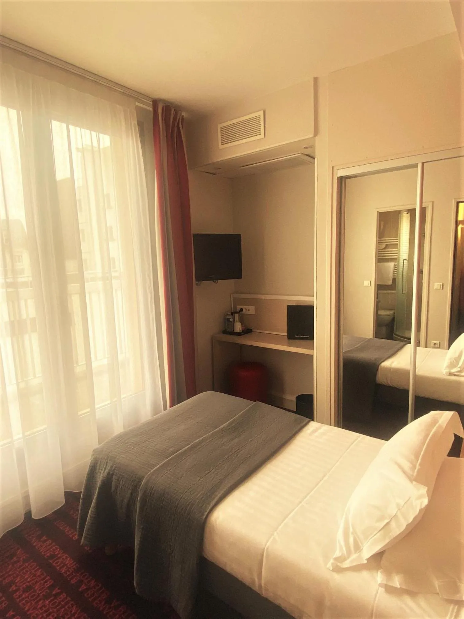 Photo of the whole room, Bed in Hotel Le Richemont