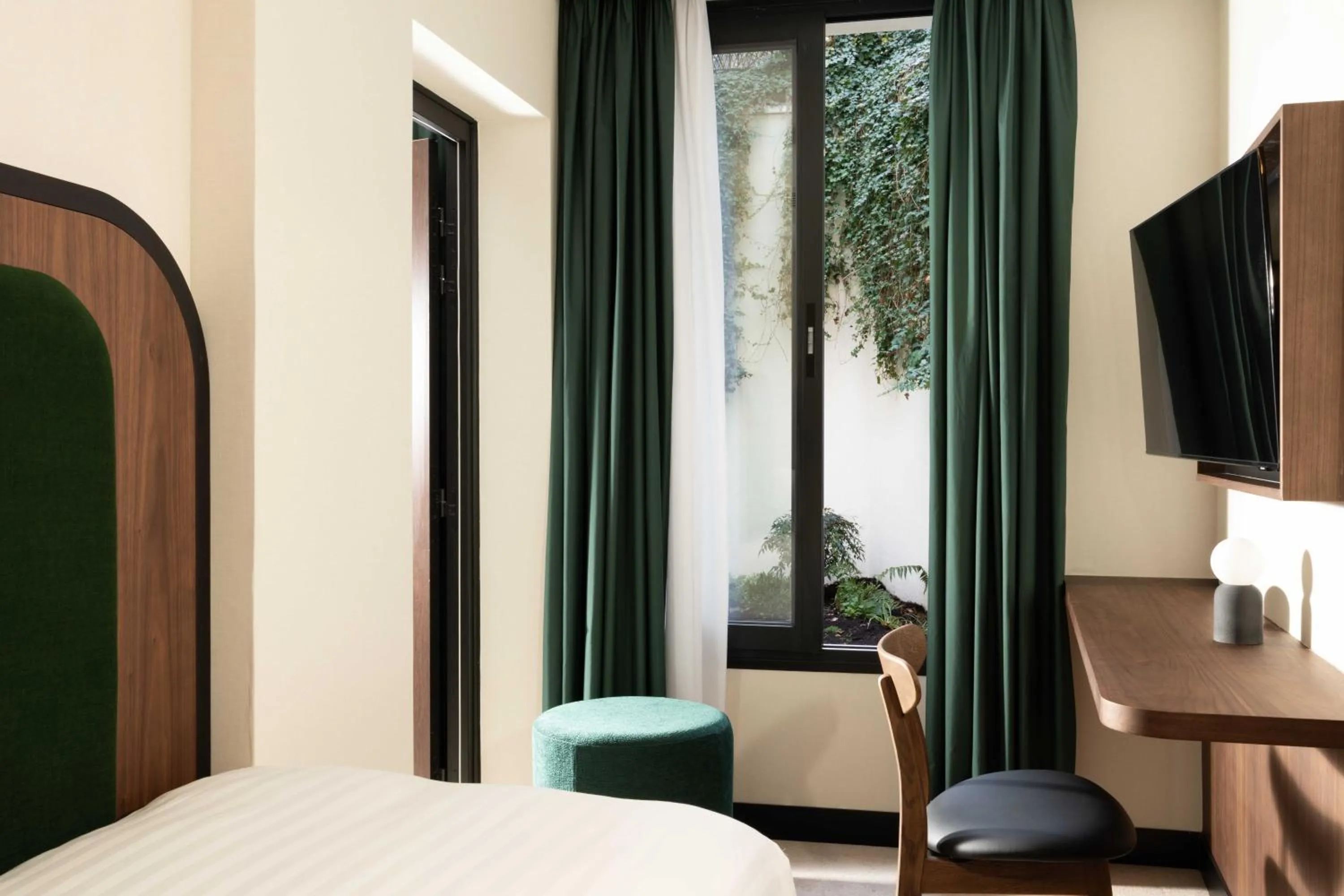 Photo of the whole room, Bed in Hotel Le Richemont