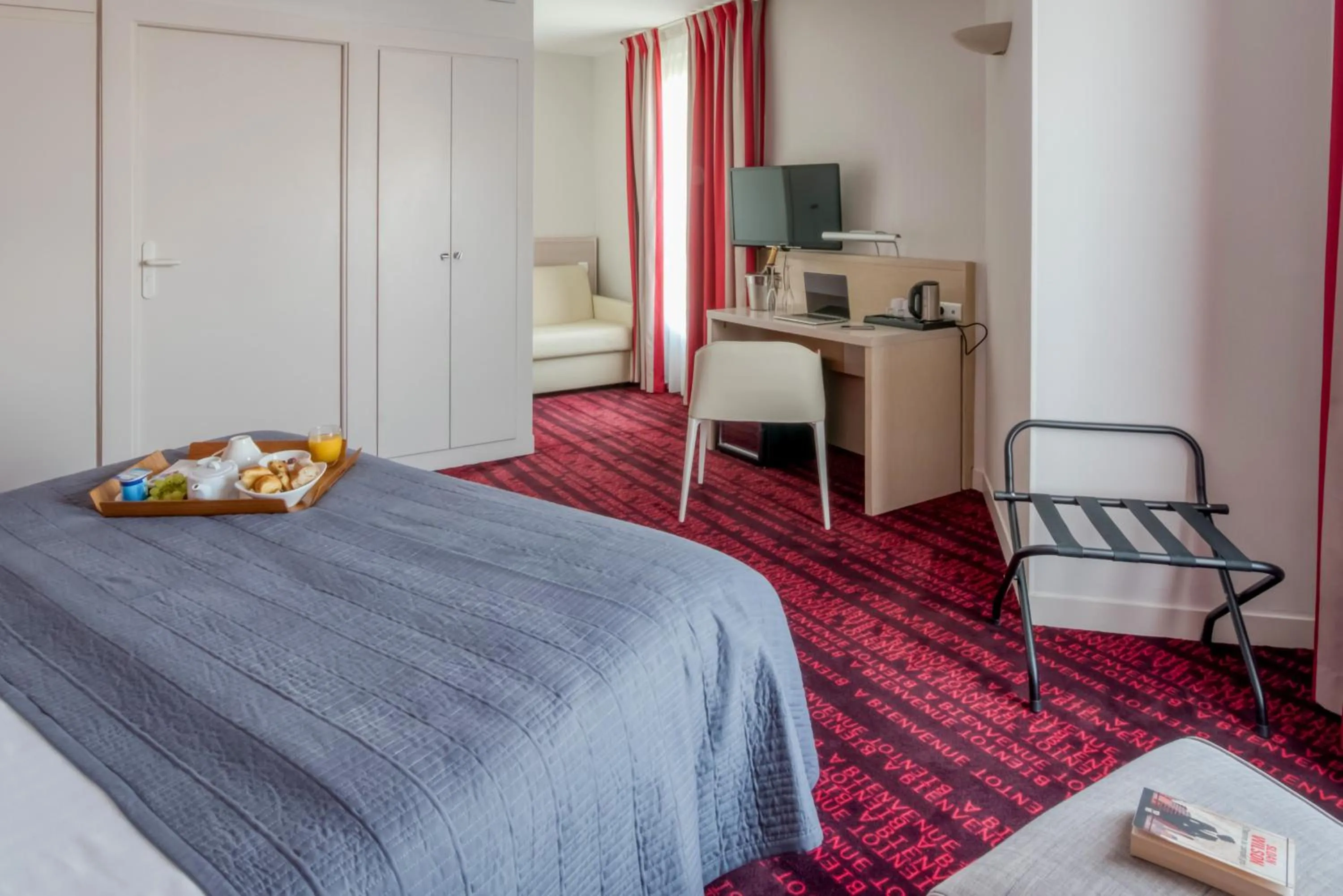 Photo of the whole room, Bed in Hotel Le Richemont