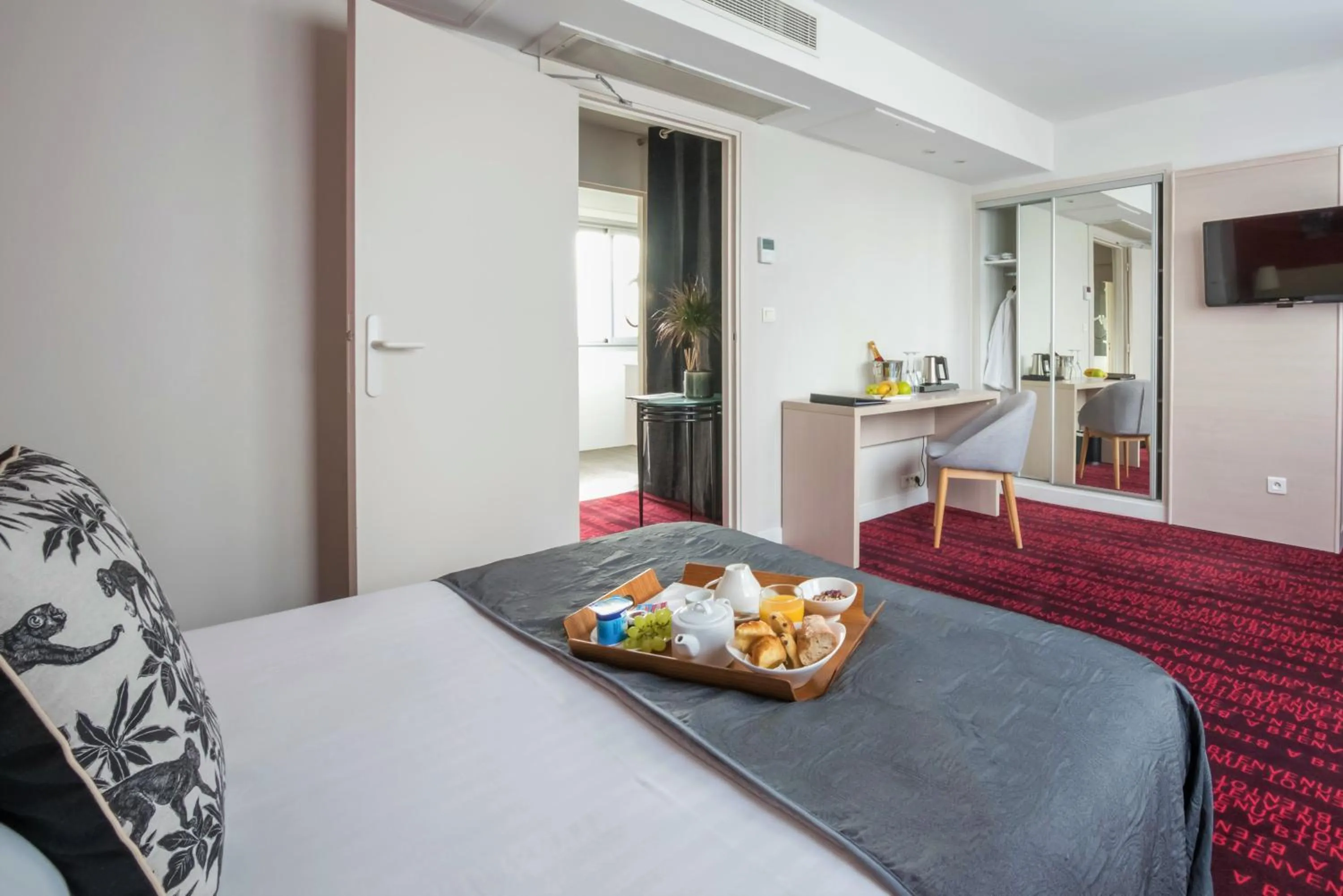 room service, Bed in Hotel Le Richemont