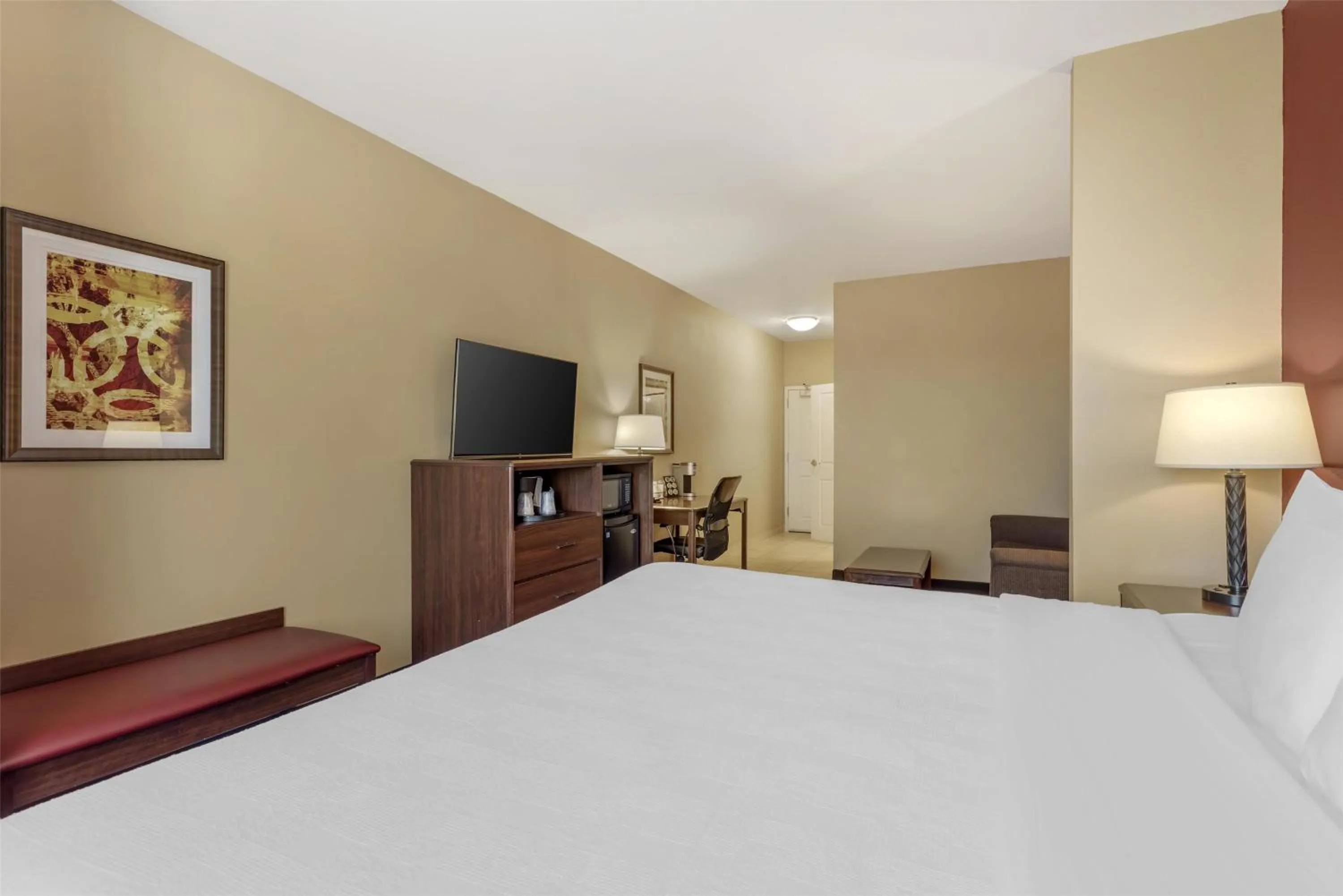 Photo of the whole room, Bed in Best Western Plus Hudson Hotel & Suites