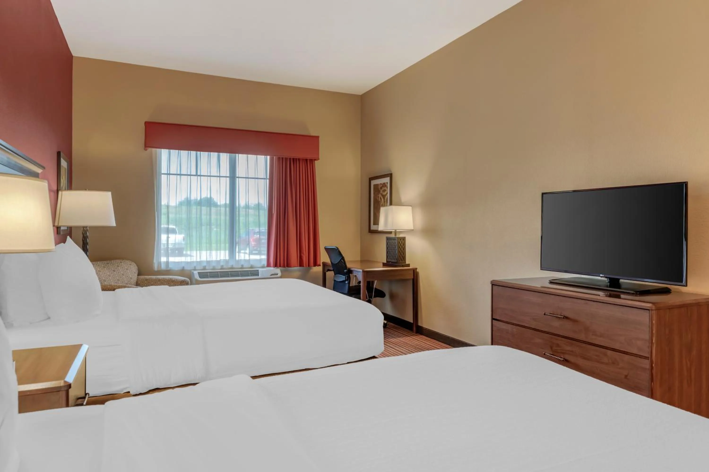 Bed in Best Western Plus Hudson Hotel & Suites