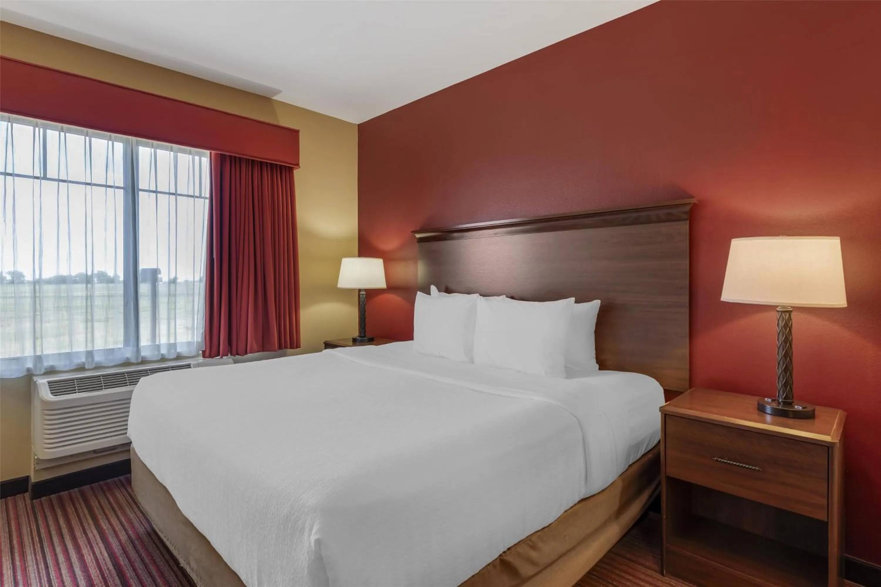 Photo of the whole room, Bed in Best Western Plus Hudson Hotel & Suites
