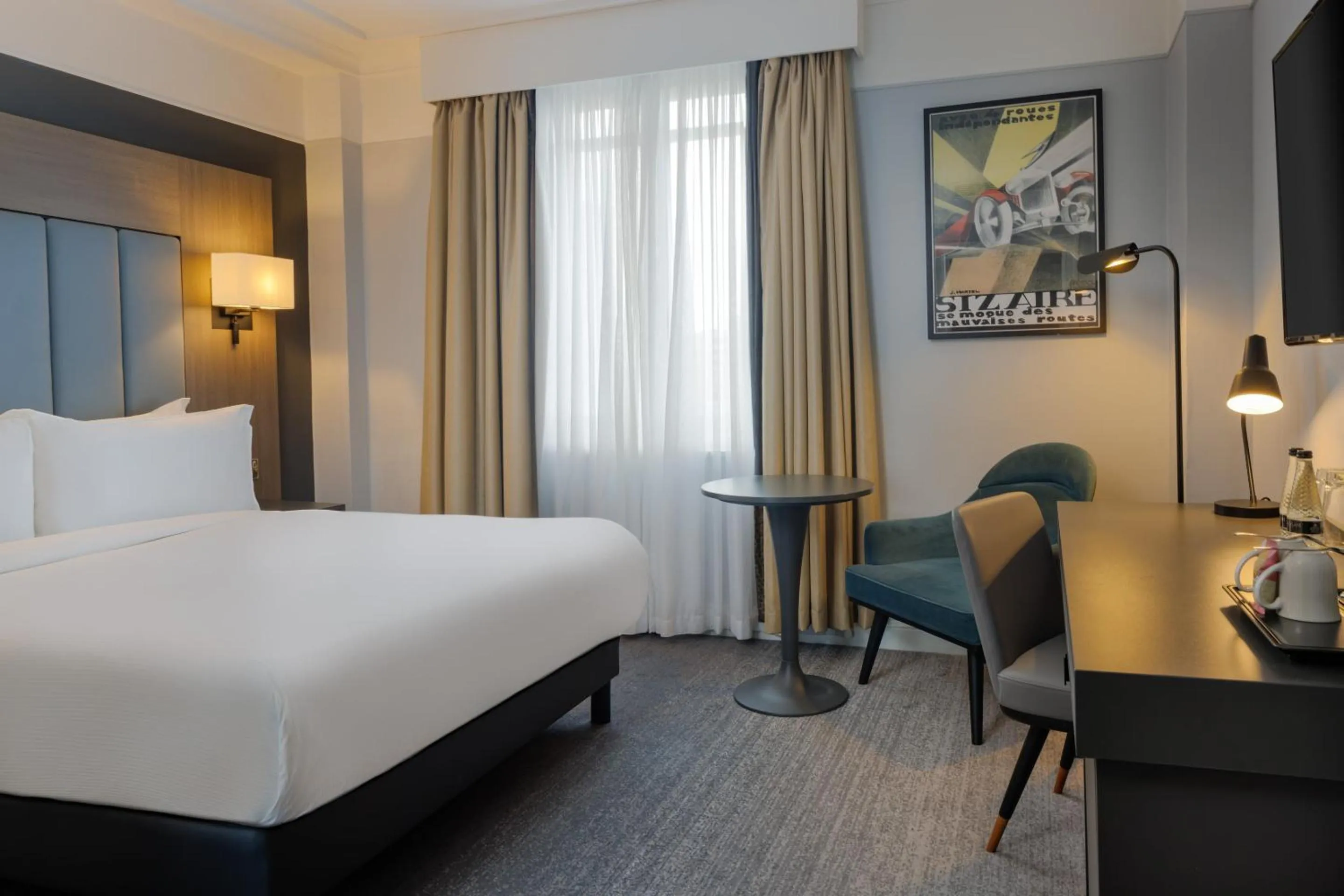 Bedroom, Bed in The Queens Hotel