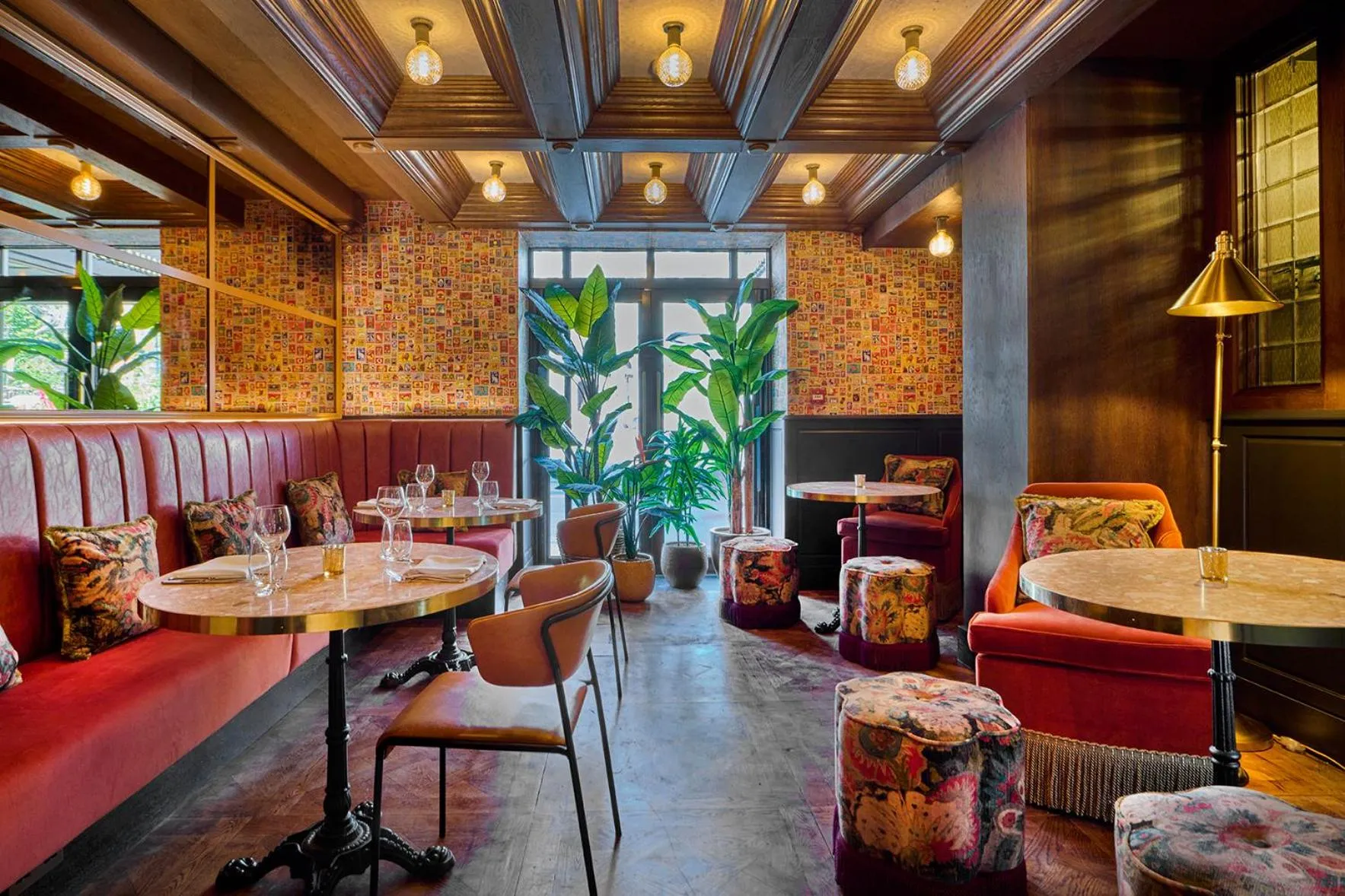 Restaurant/places to eat in The Queens Hotel