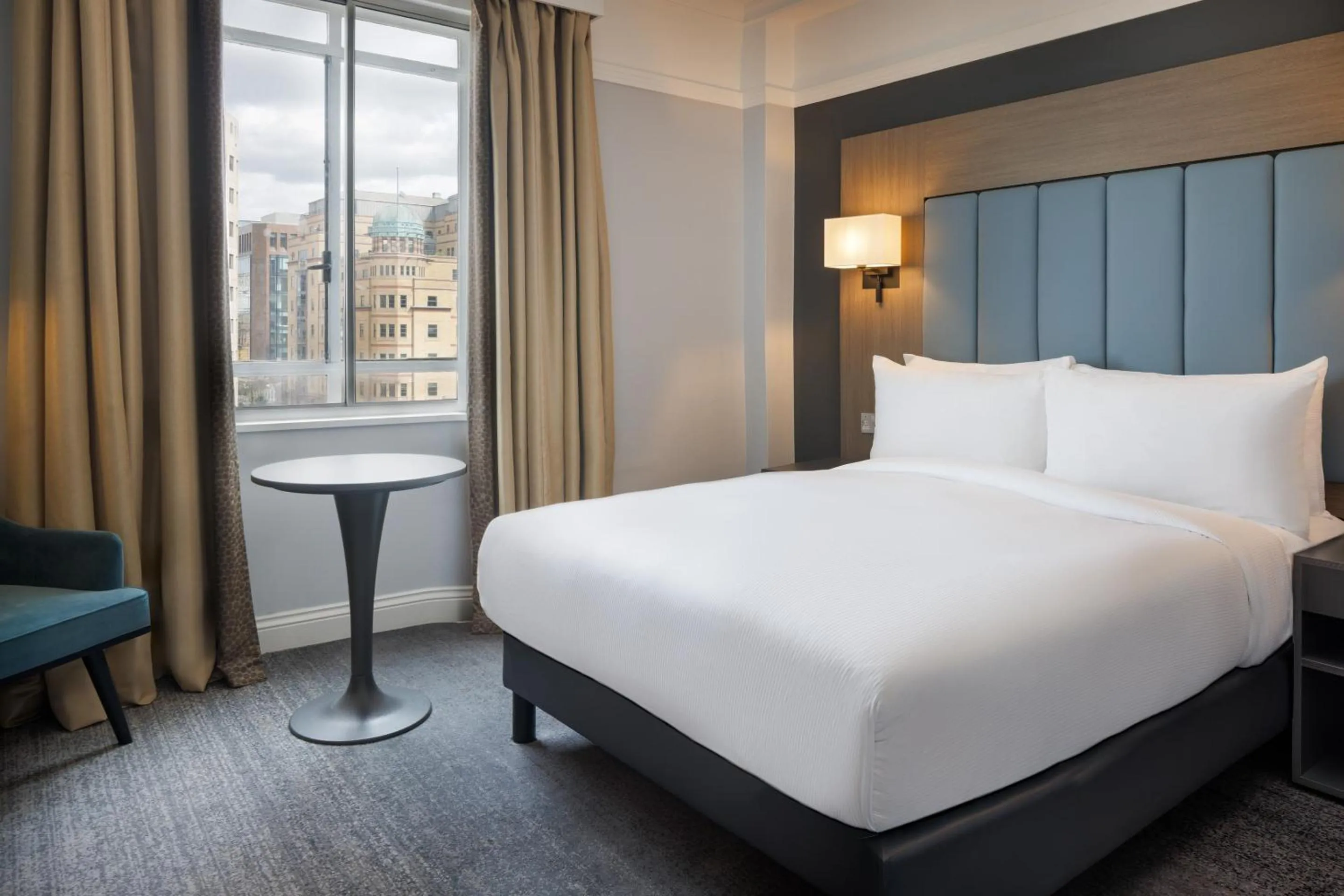 Bedroom, Bed in The Queens Hotel