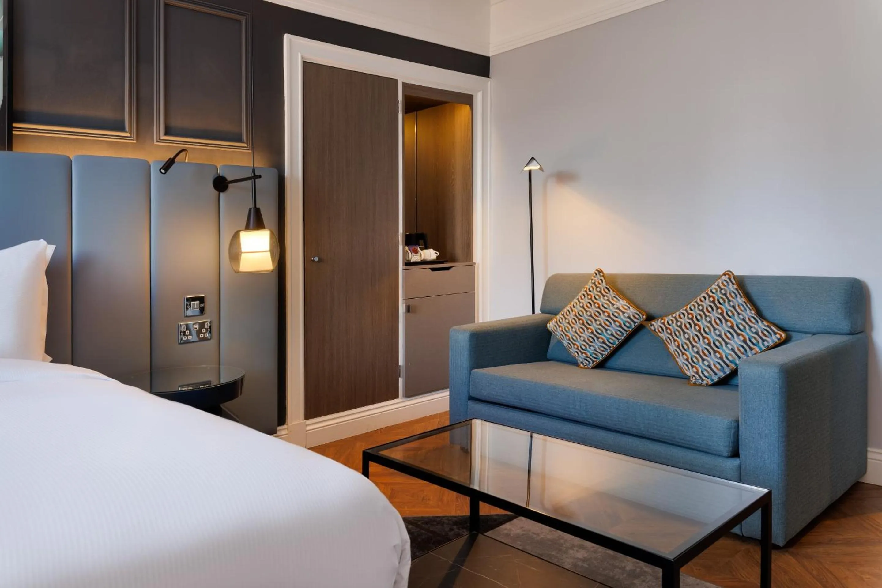 Seating area, Bed in The Queens Hotel