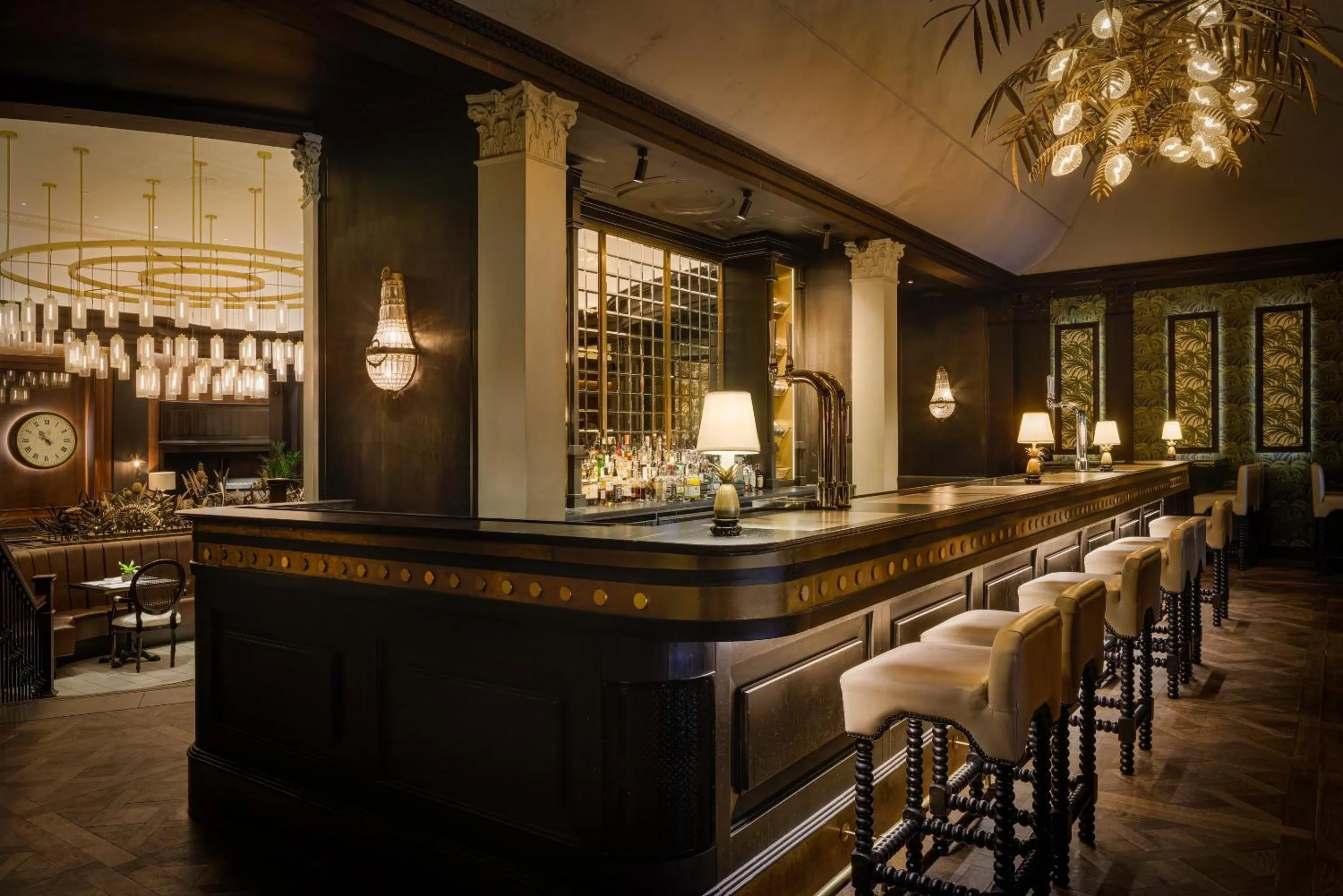 Restaurant/places to eat in The Queens Hotel