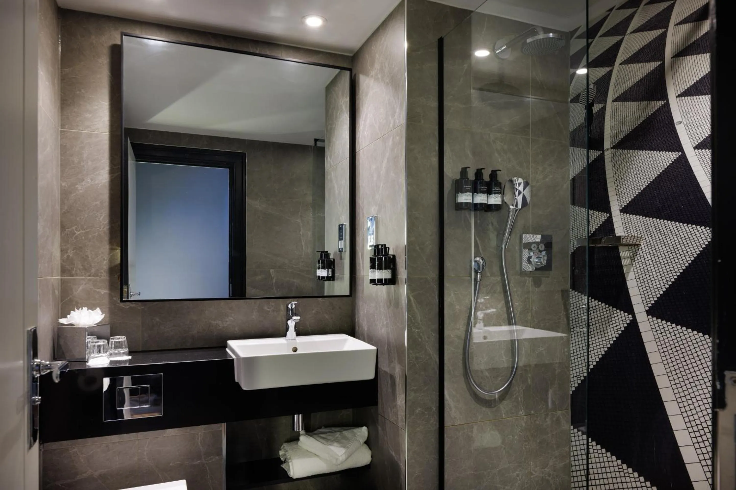 Bathroom in The Queens Hotel