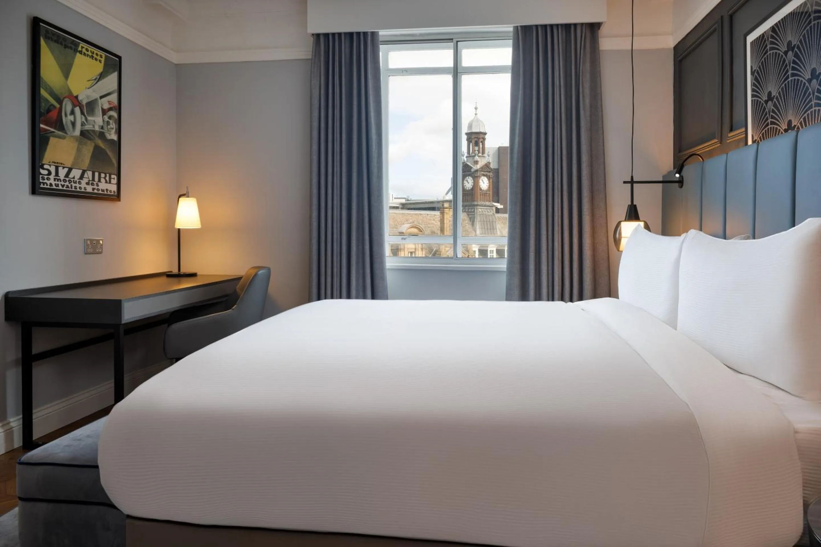 Bedroom, Bed in The Queens Hotel