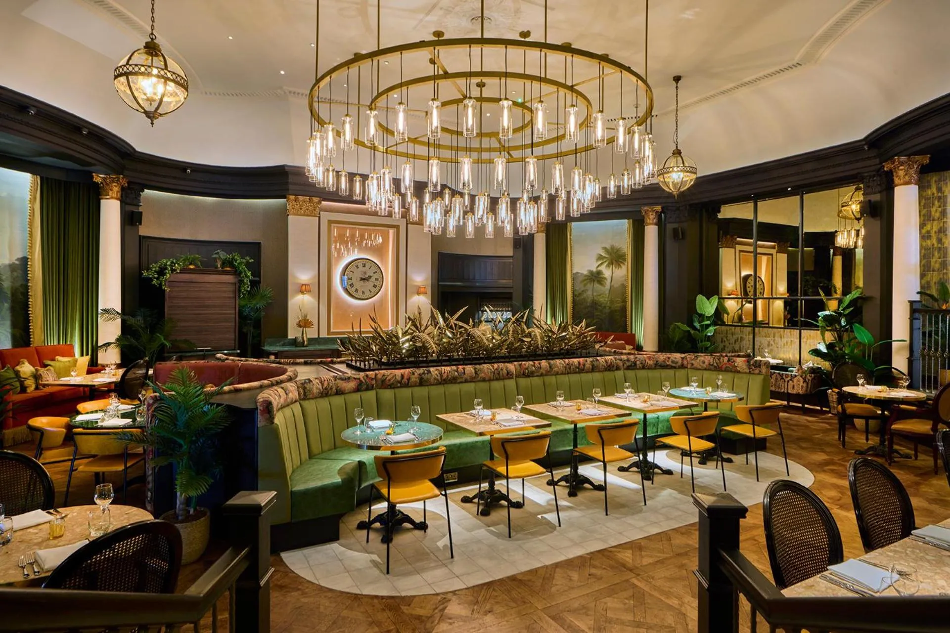 Restaurant/places to eat in The Queens Hotel