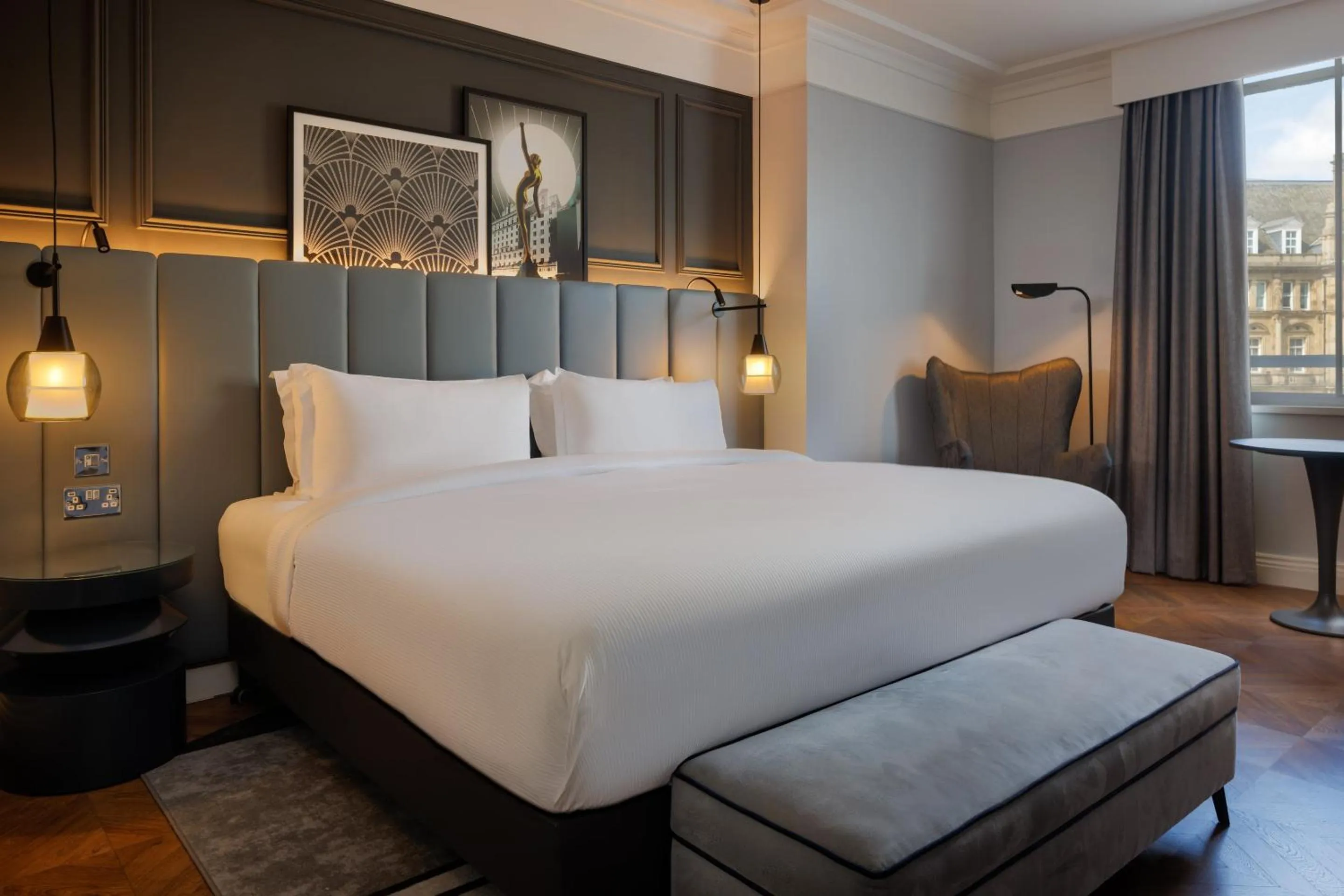 Bedroom, Bed in The Queens Hotel