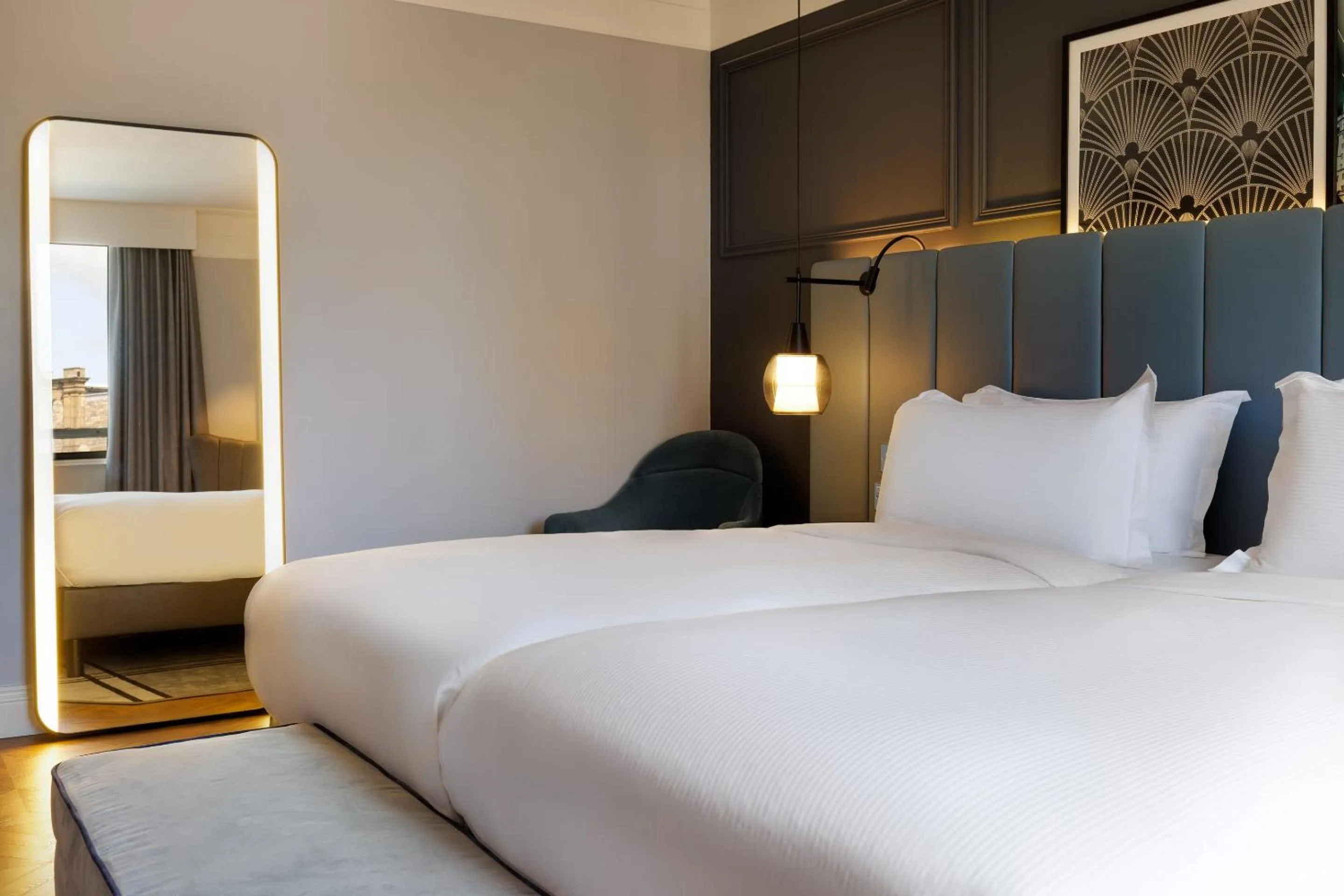 Bedroom, Bed in The Queens Hotel