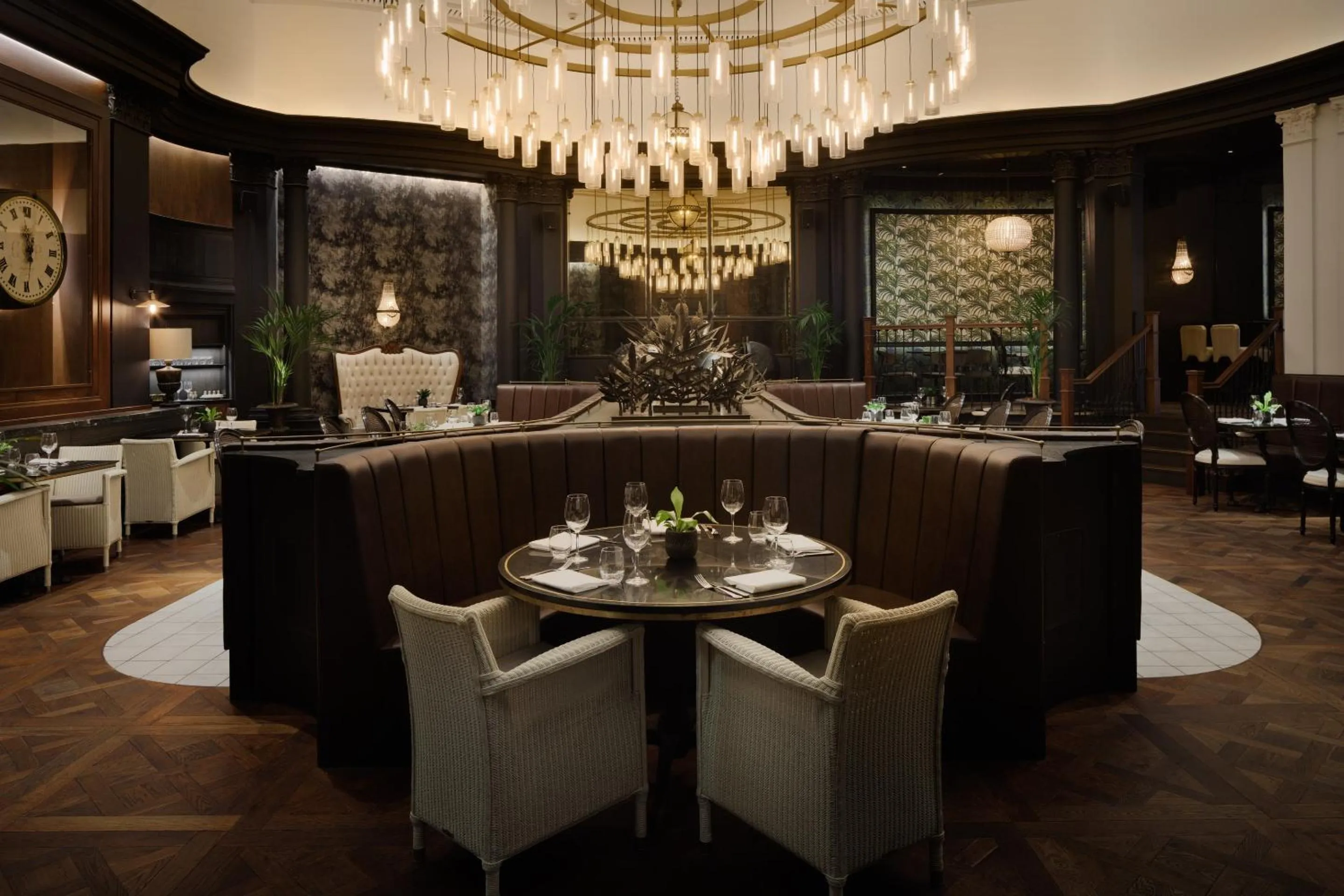 Restaurant/places to eat in The Queens Hotel