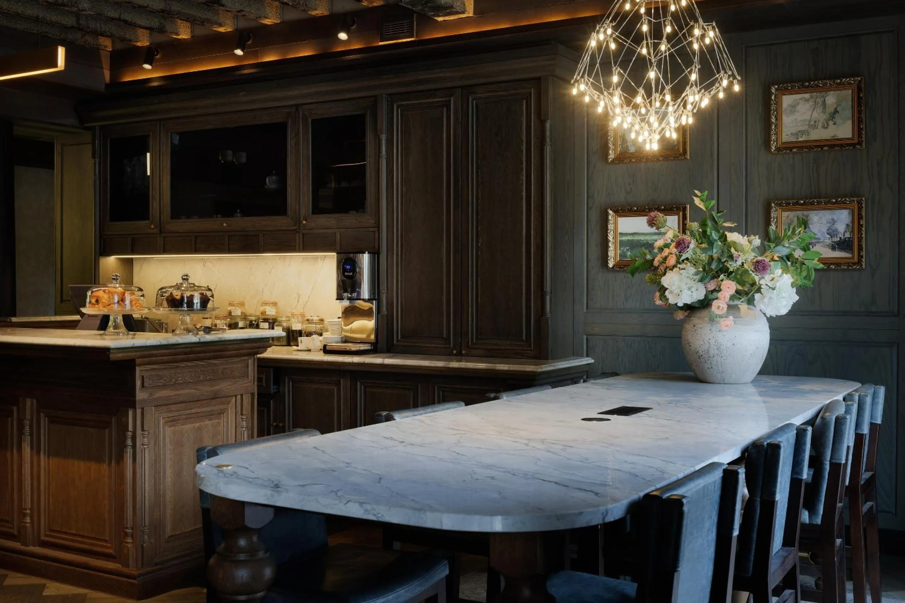 Lounge or bar in The Queens Hotel