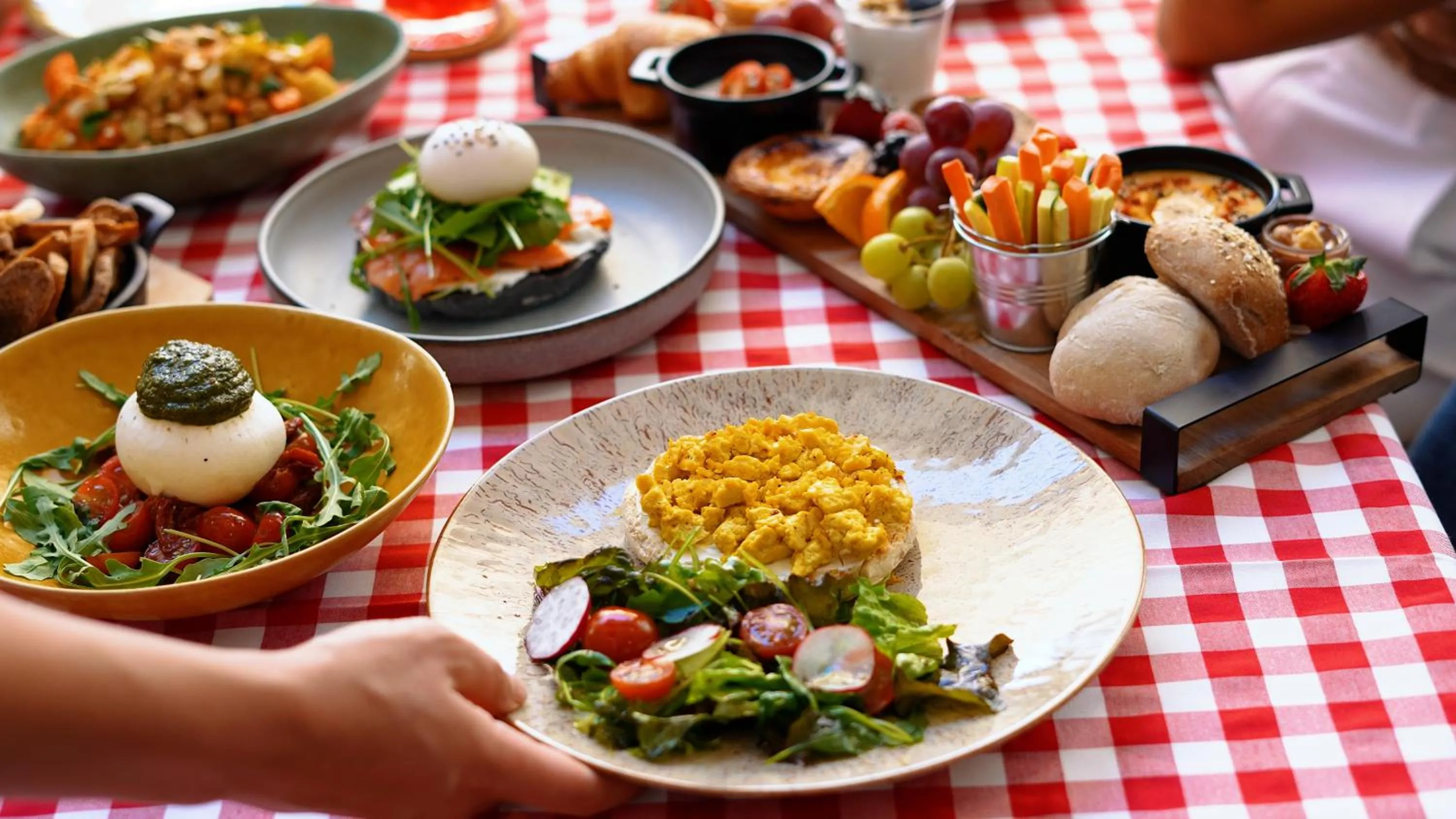 Restaurant/places to eat in Upon Lisbon Prime Residences