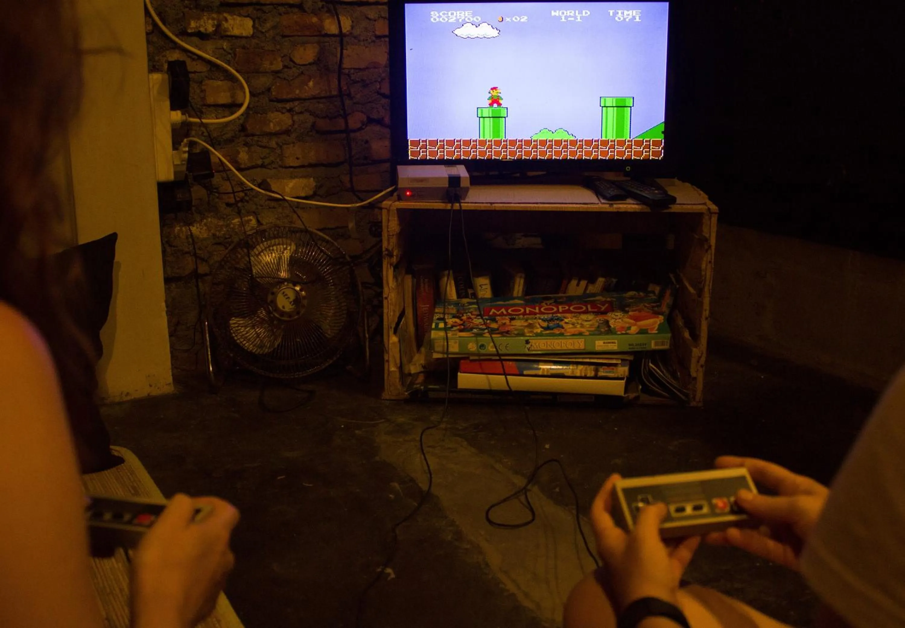 Communal lounge/ TV room in Losmanos Hostel