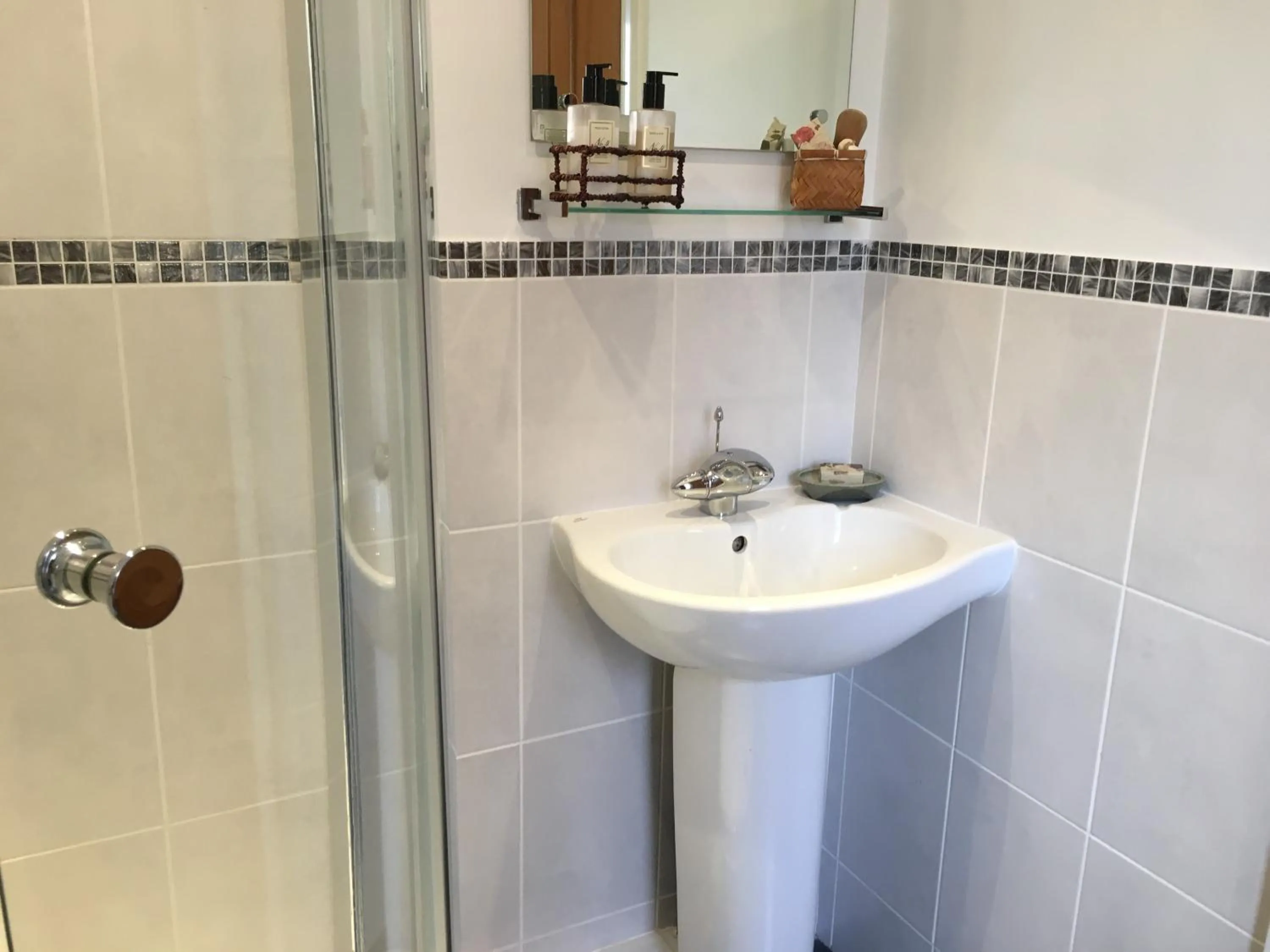 Bathroom in 5 Charlton Mill Way B&B