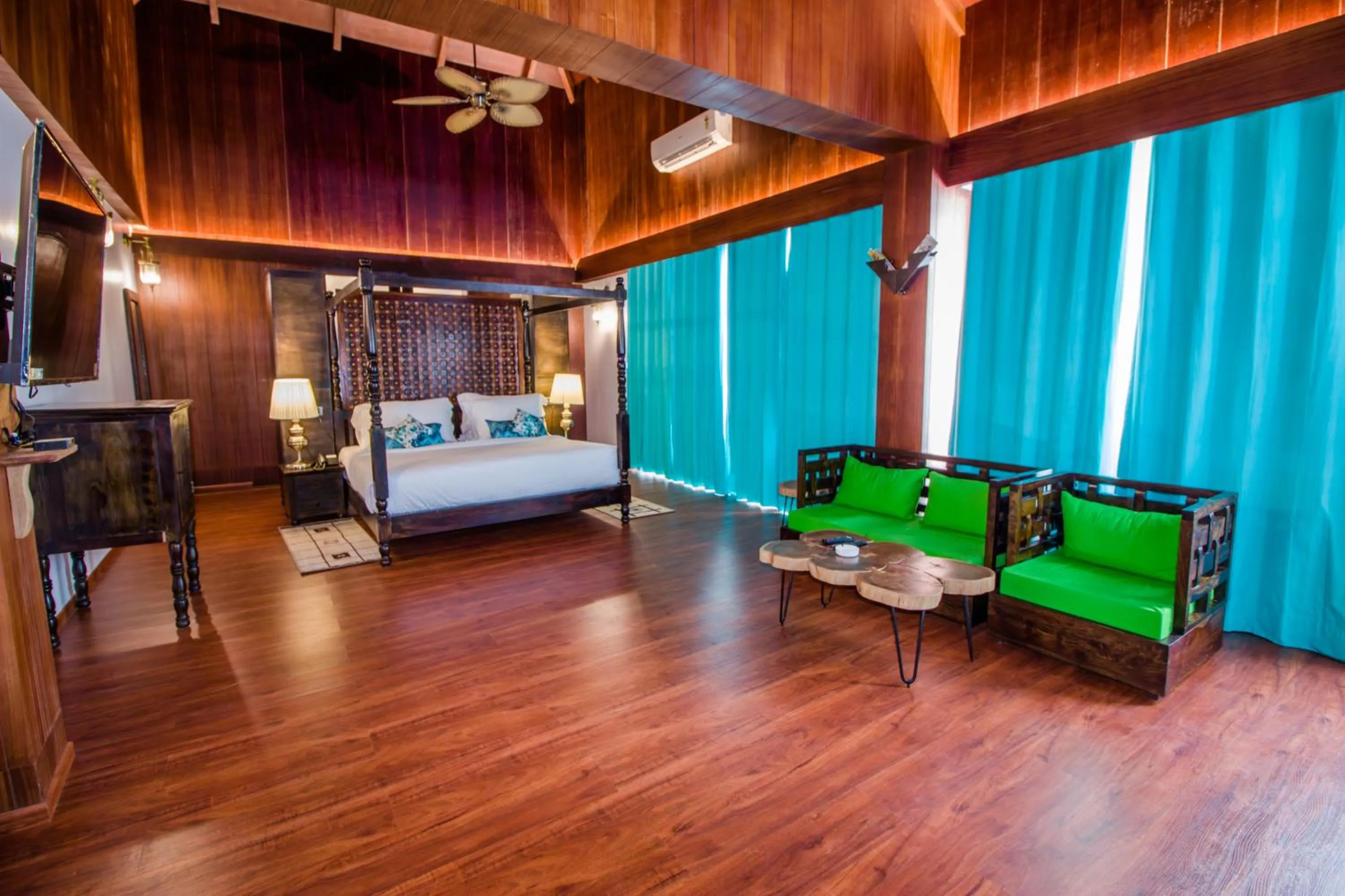 Bed in Symphony Summer Sands Beach Resort And Spa