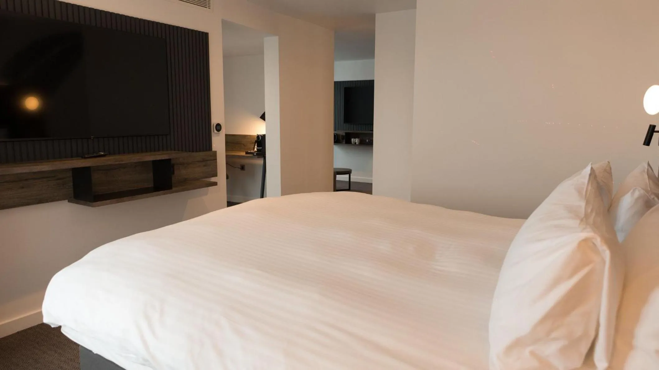 Photo of the whole room, Bed in Holiday Inn London Camden Lock by IHG