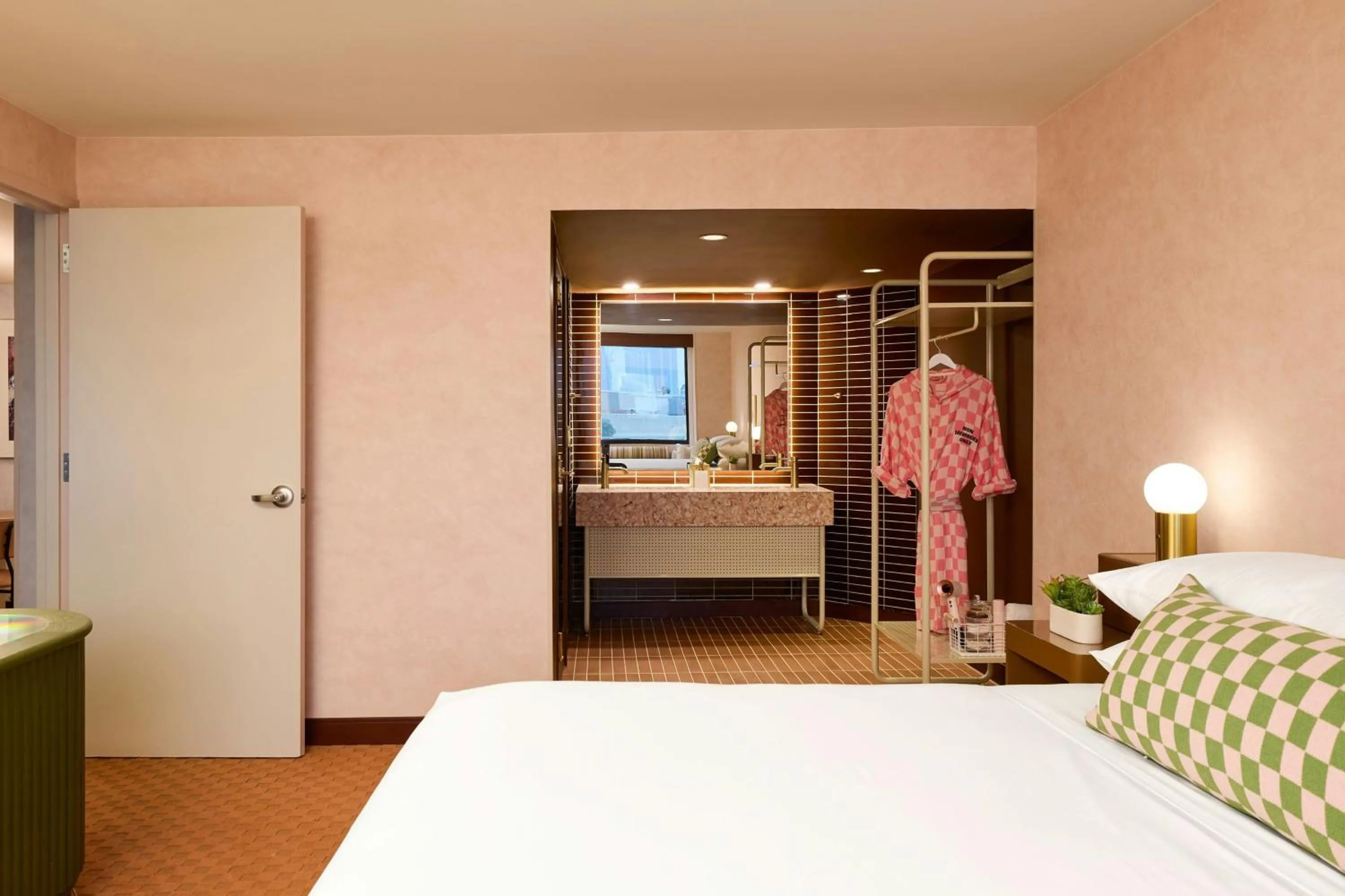 Photo of the whole room, Bed in Downright Austin, A Renaissance Hotel