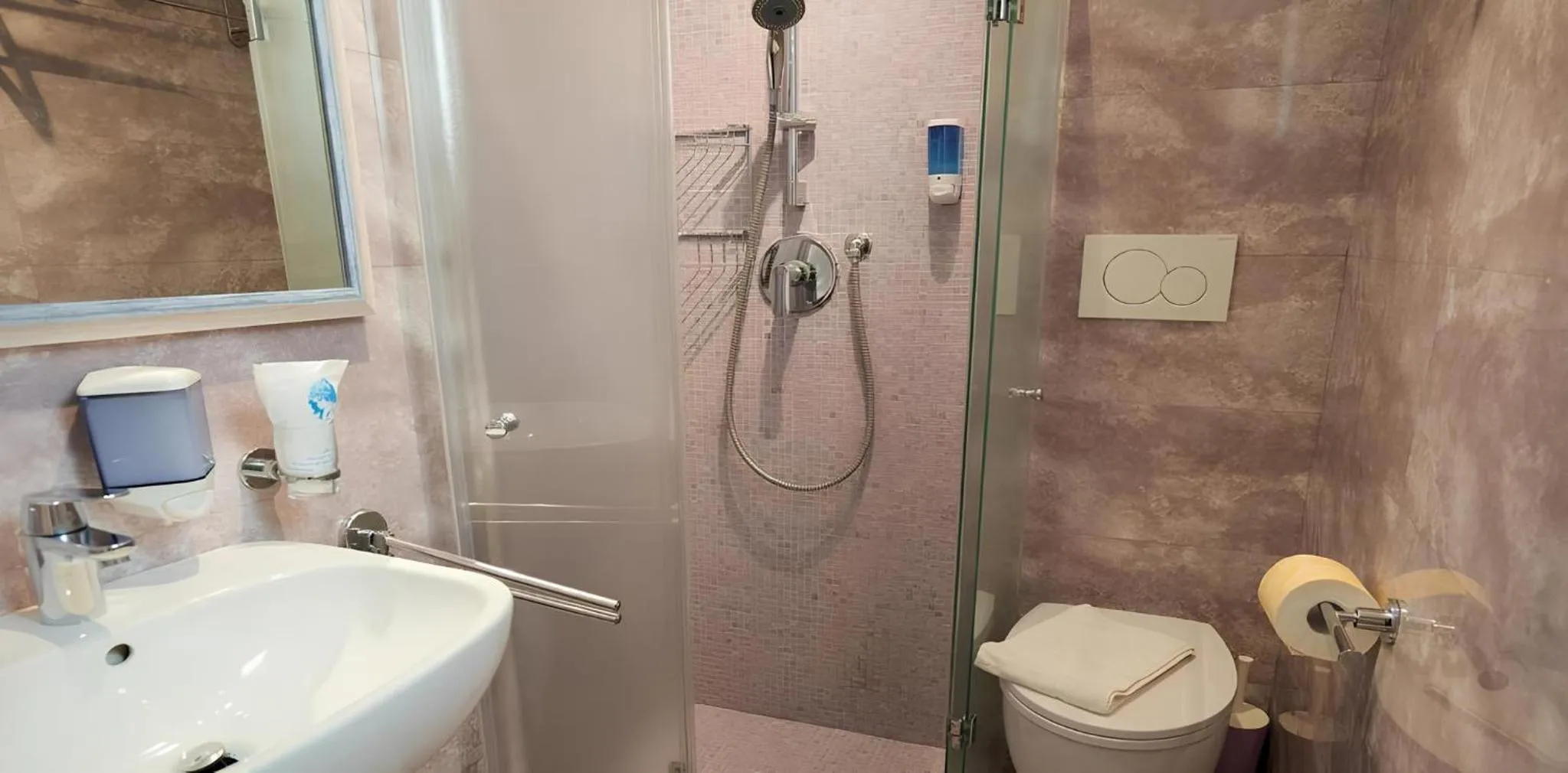 Shower in Hotel Gioiosa