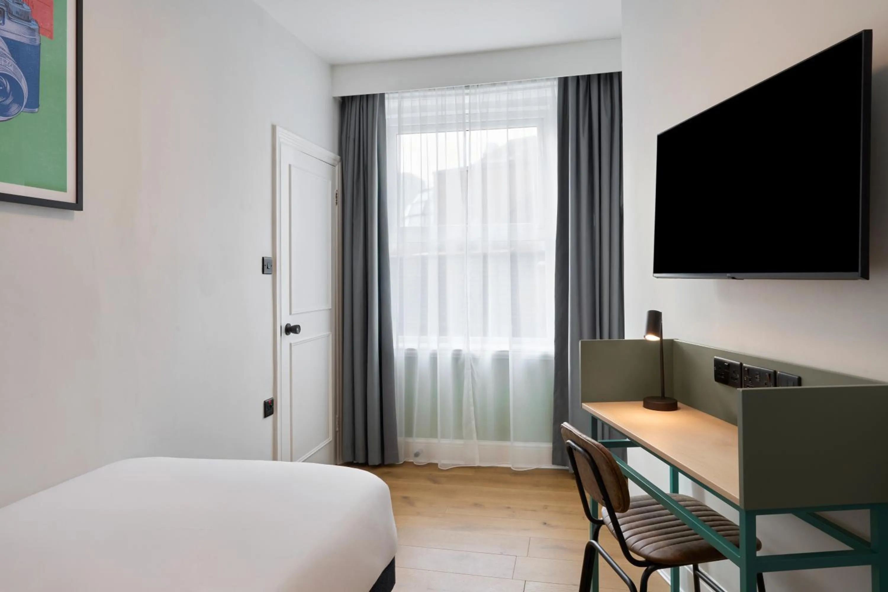 Bed in Garner Hotel Reading City Centre, an IHG Hotel