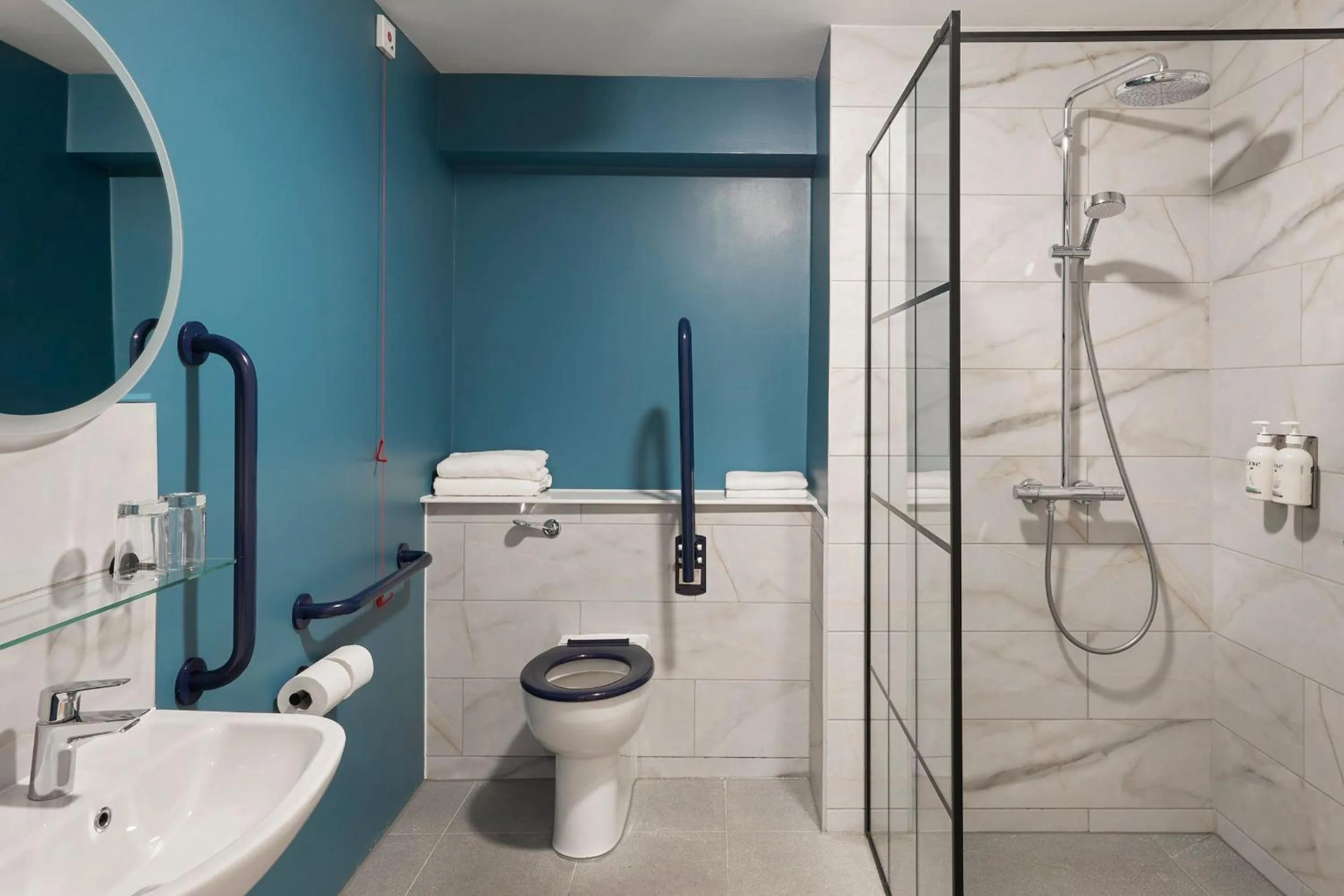 Shower in Garner Hotel Reading City Centre, an IHG Hotel