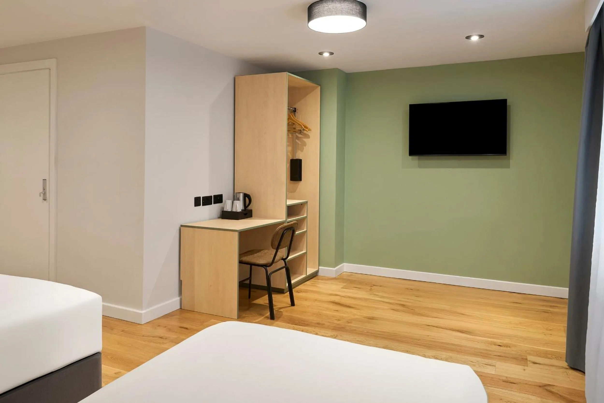 Bed in Garner Hotel Reading City Centre, an IHG Hotel