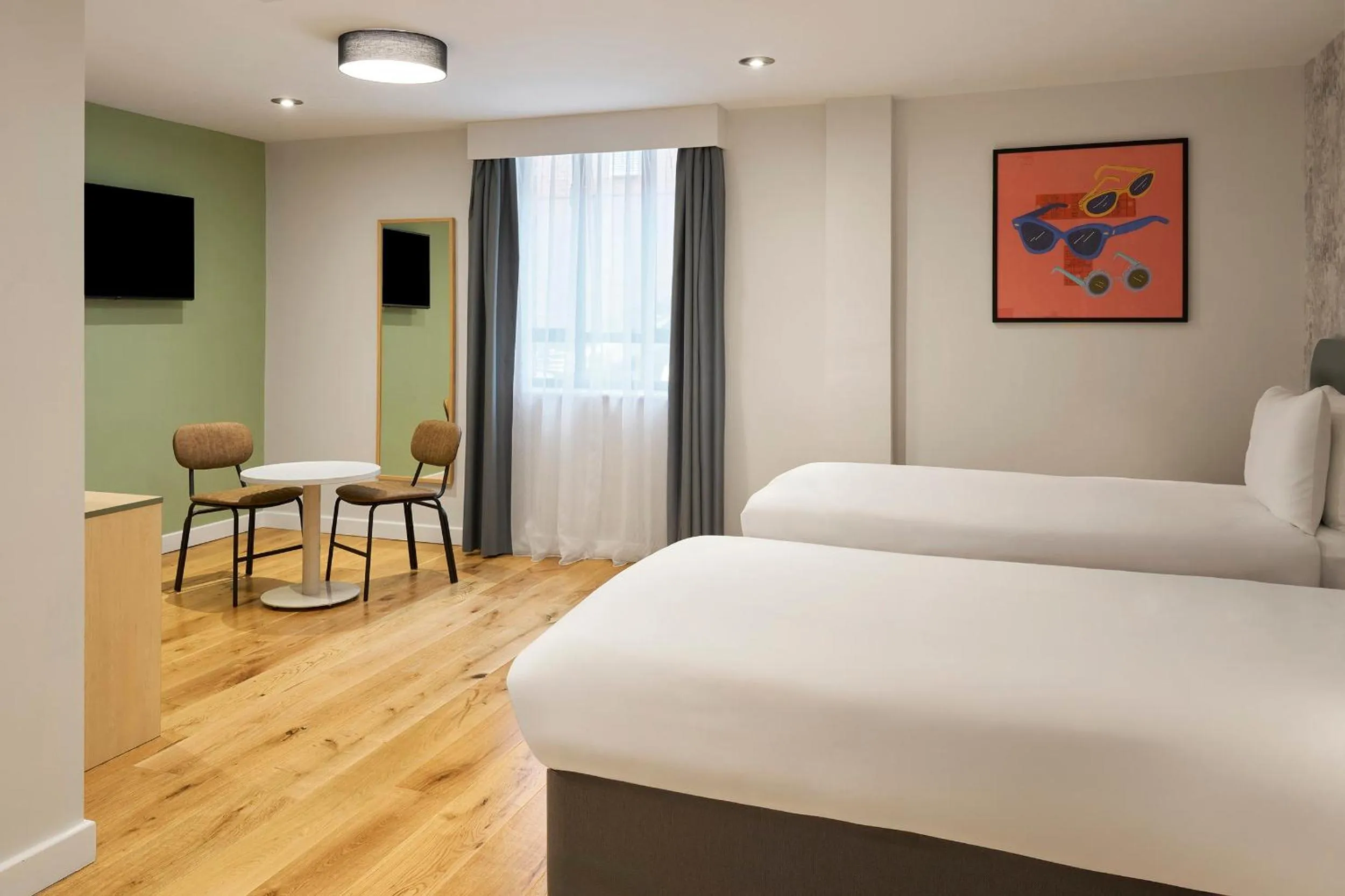 Bed in Garner Hotel Reading City Centre, an IHG Hotel