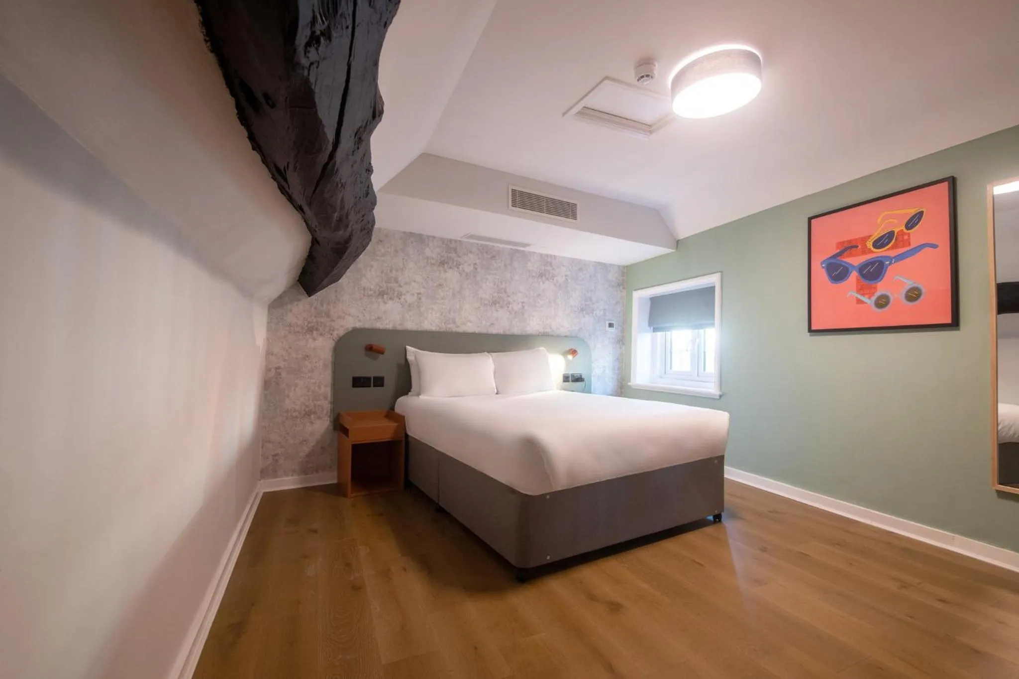 Bed in Garner Hotel Reading City Centre, an IHG Hotel