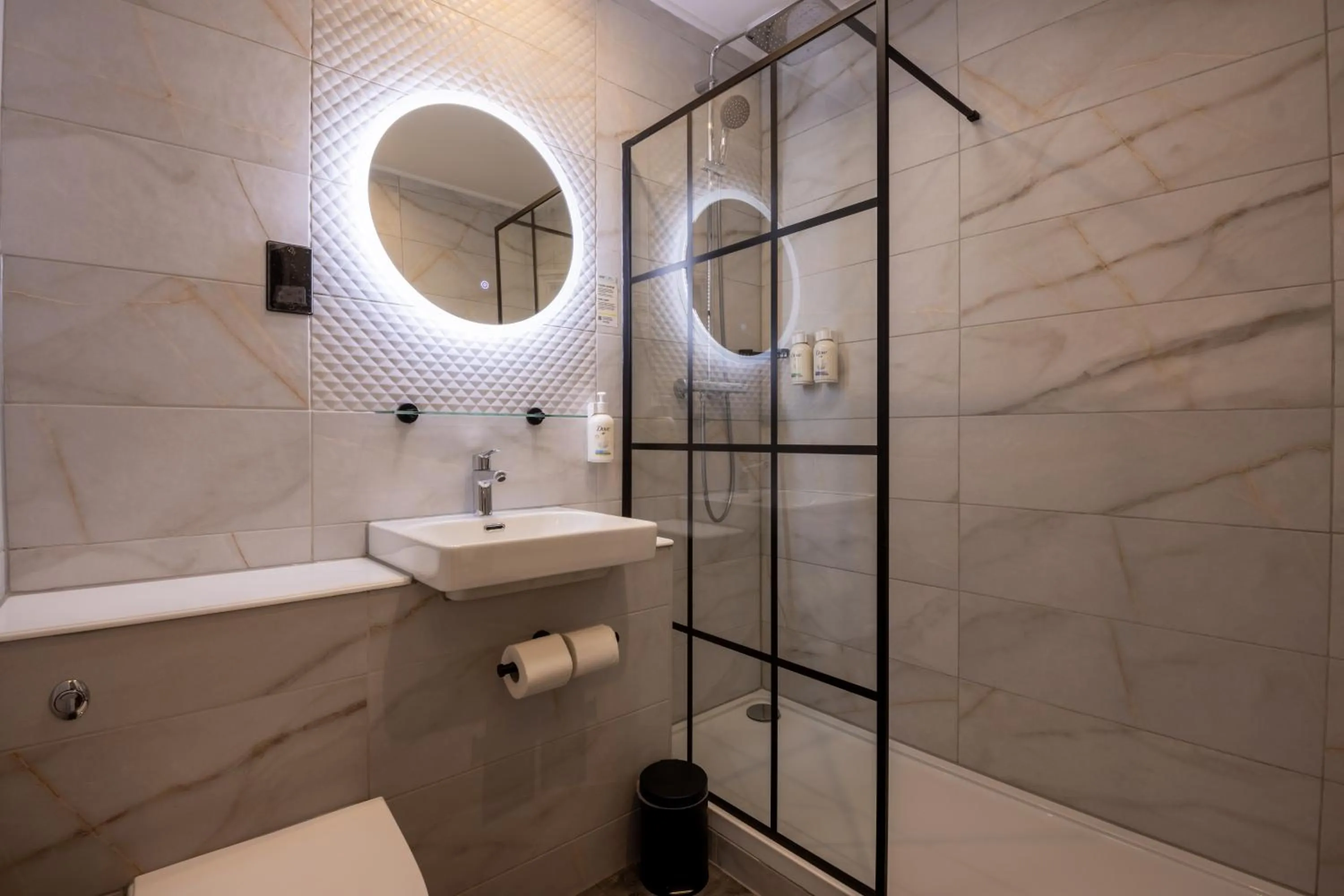 Bathroom in Garner Hotel Reading City Centre, an IHG Hotel