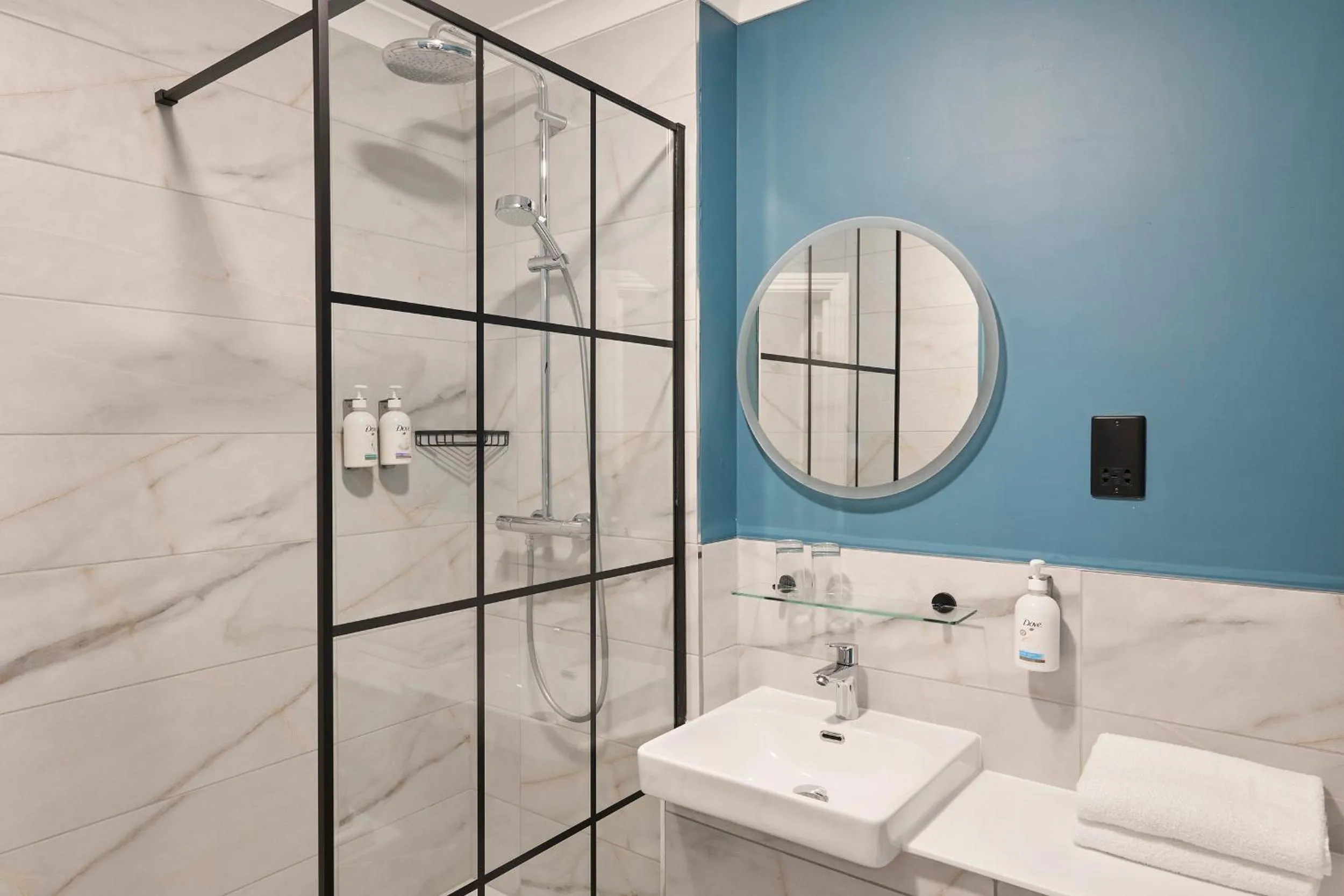 Shower in Garner Hotel Reading City Centre, an IHG Hotel