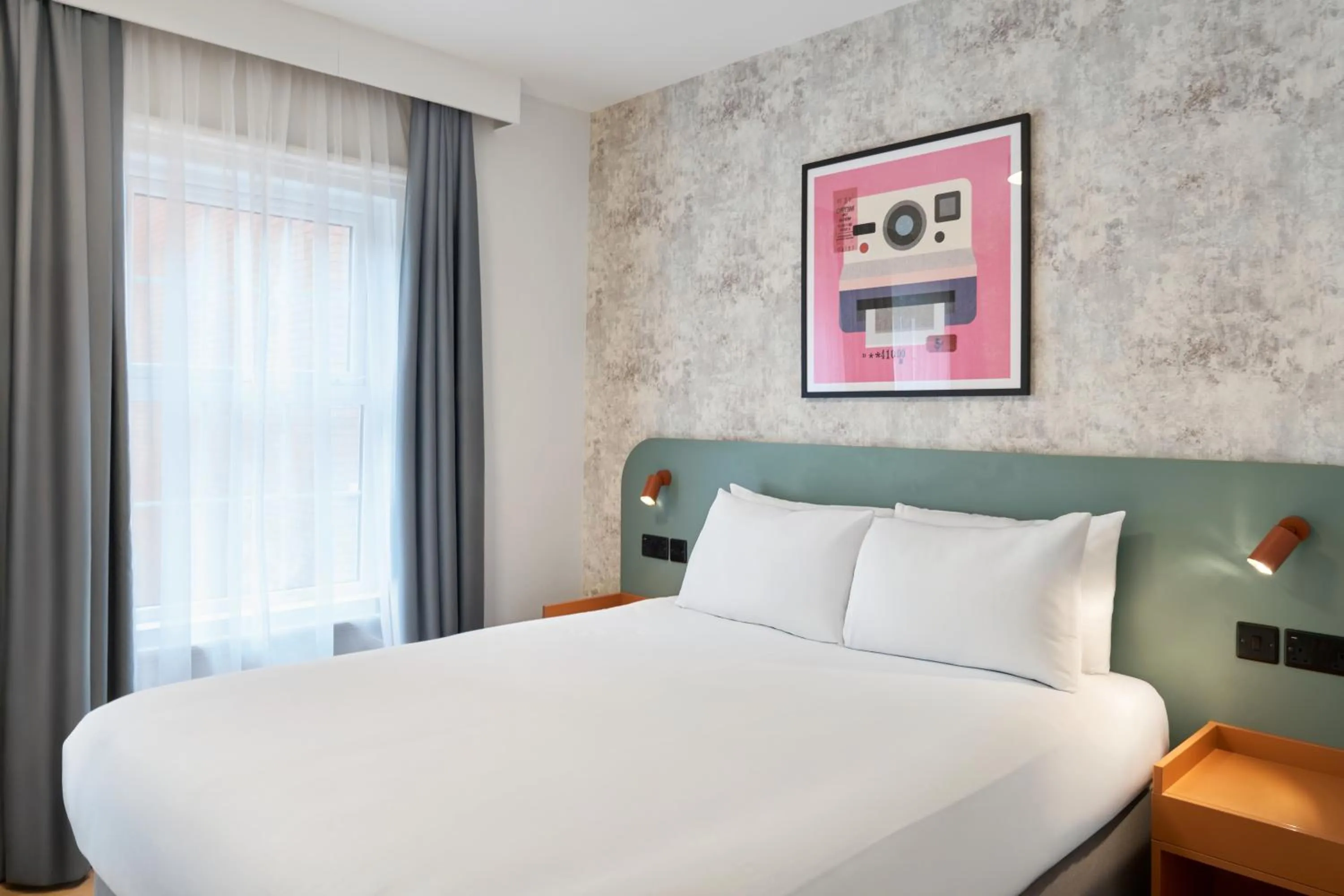 Bed in Garner Hotel Reading City Centre, an IHG Hotel