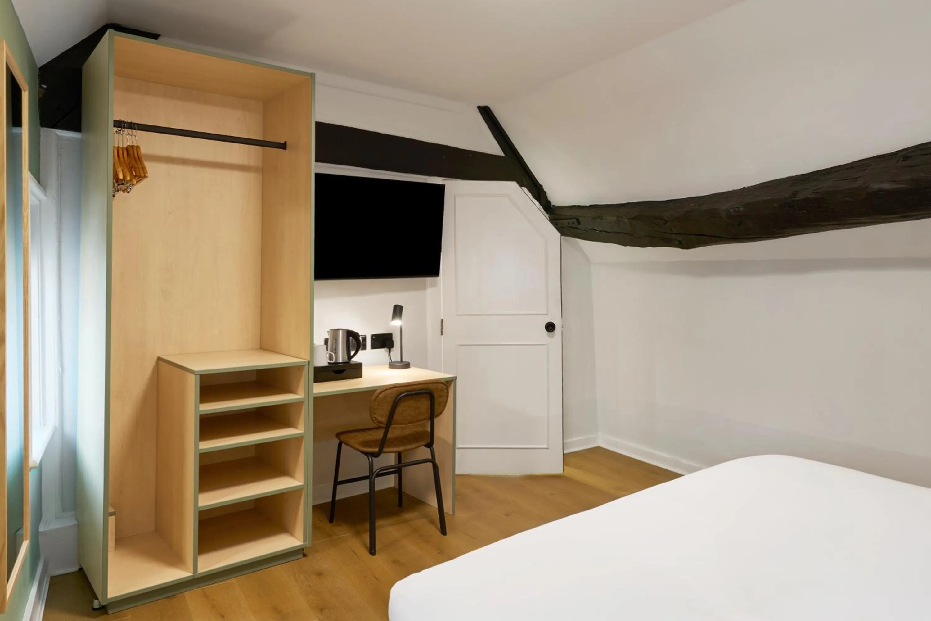 Bed in Garner Hotel Reading City Centre, an IHG Hotel