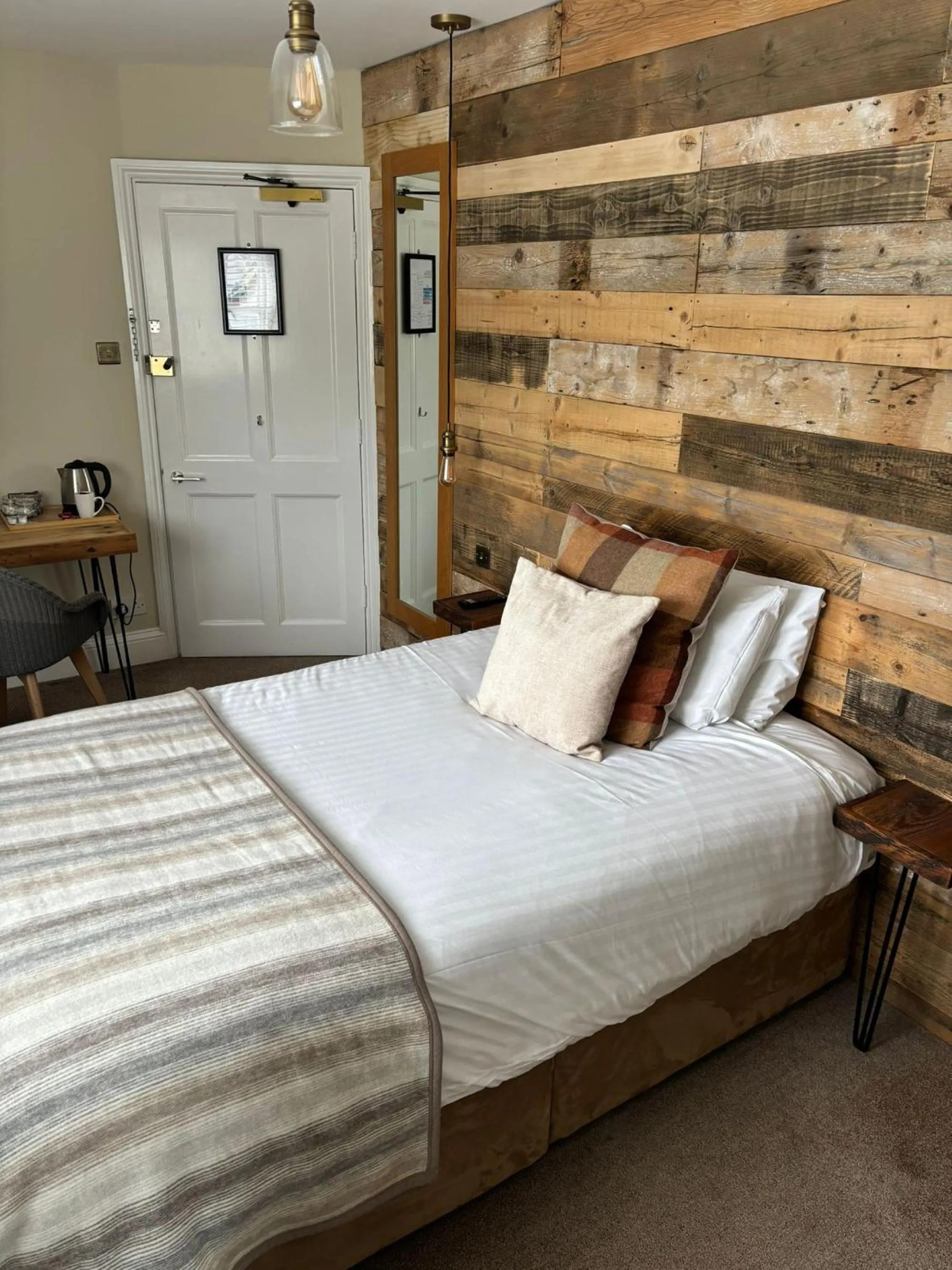 Bed in Banbury Wroxton House Hotel