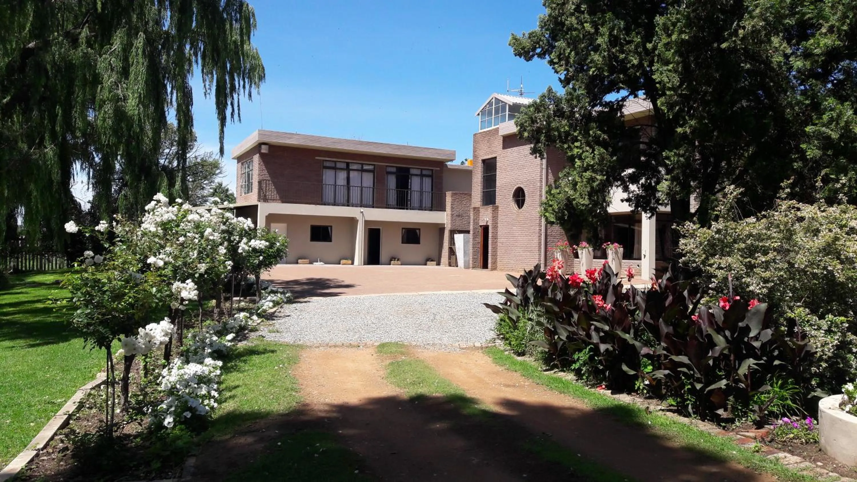 Facade/entrance in Willow Banks Lodge