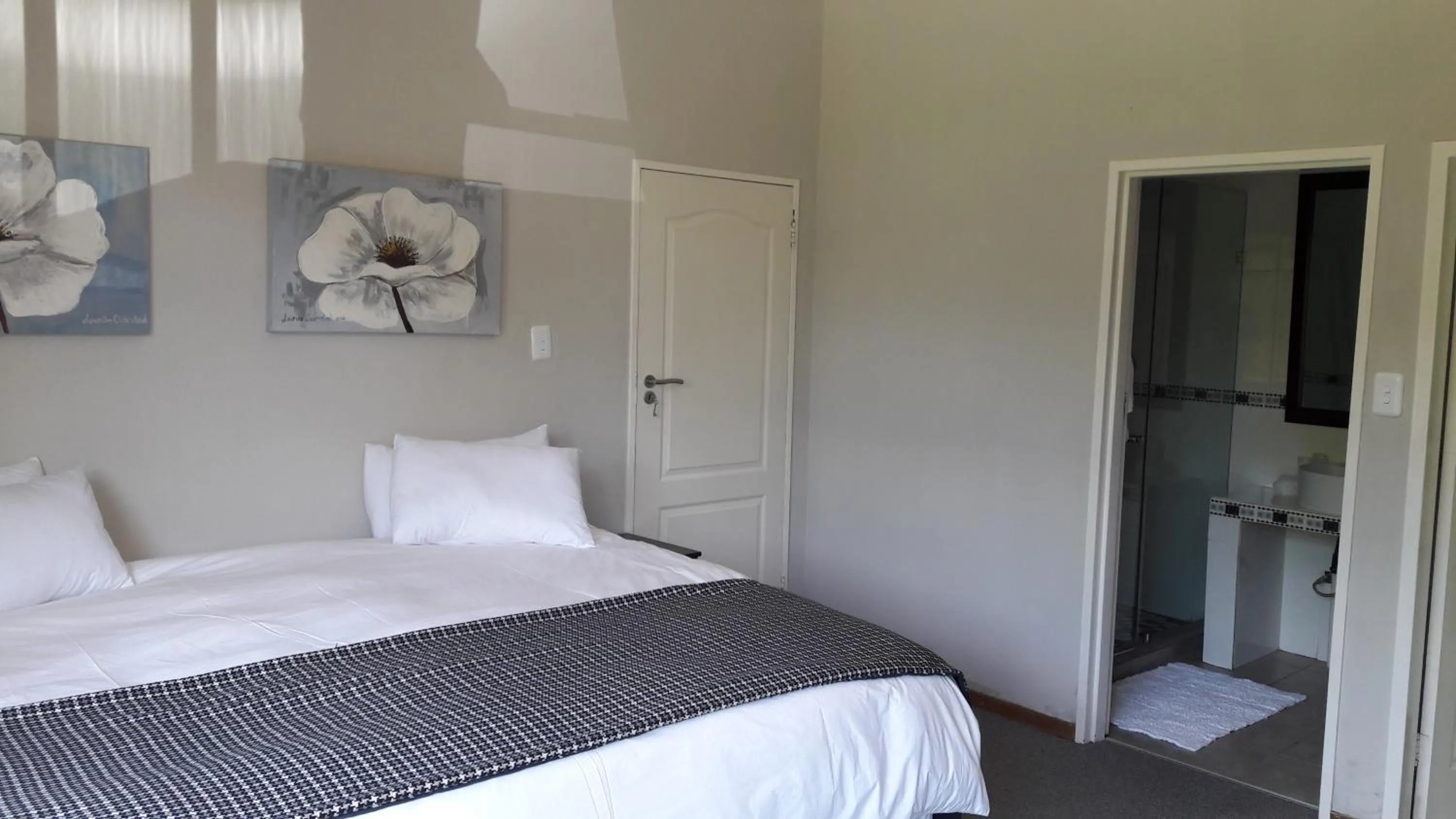 Shower, Bed in Willow Banks Lodge