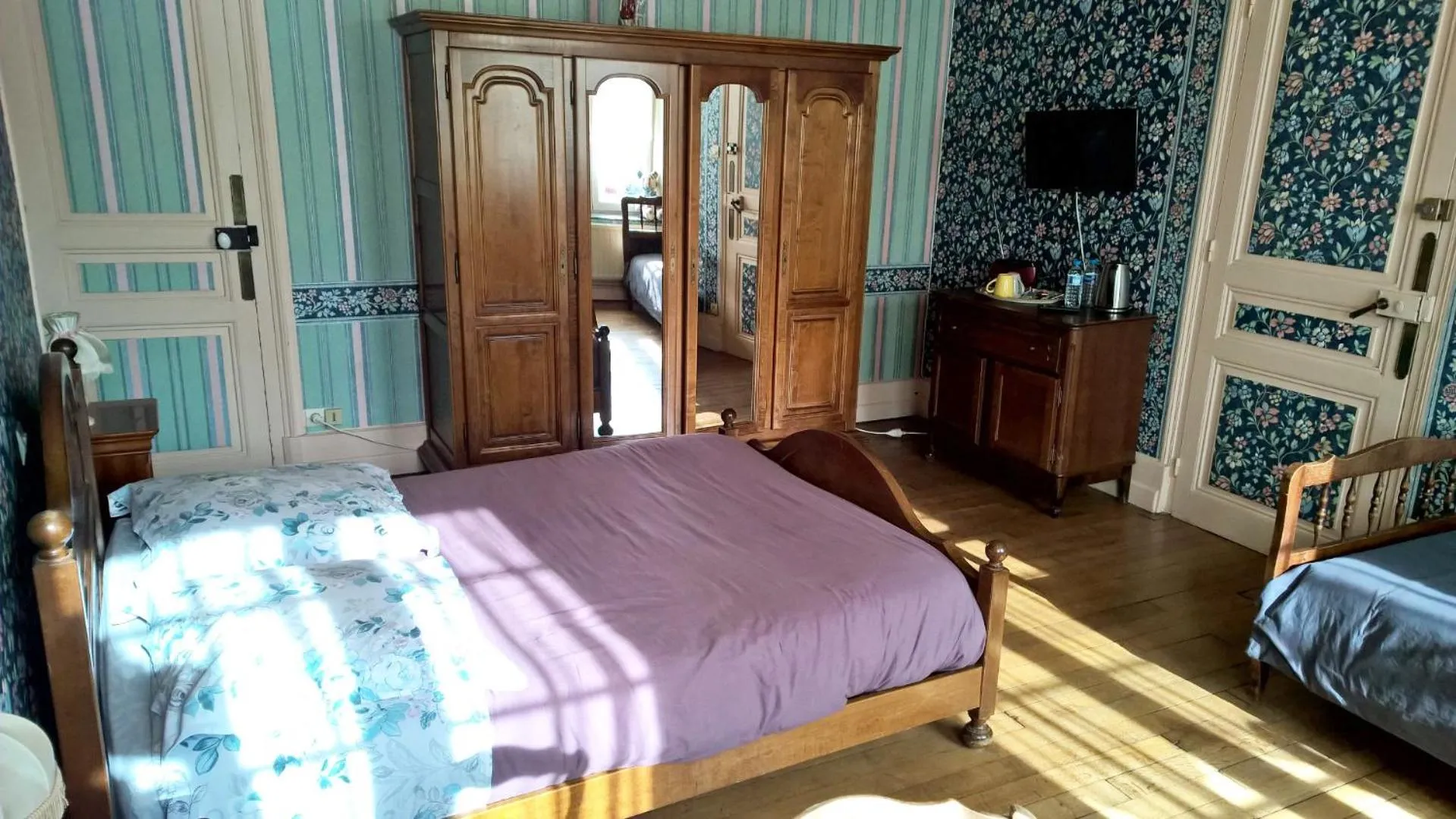 Photo of the whole room, Bed in Le Point du Jour
