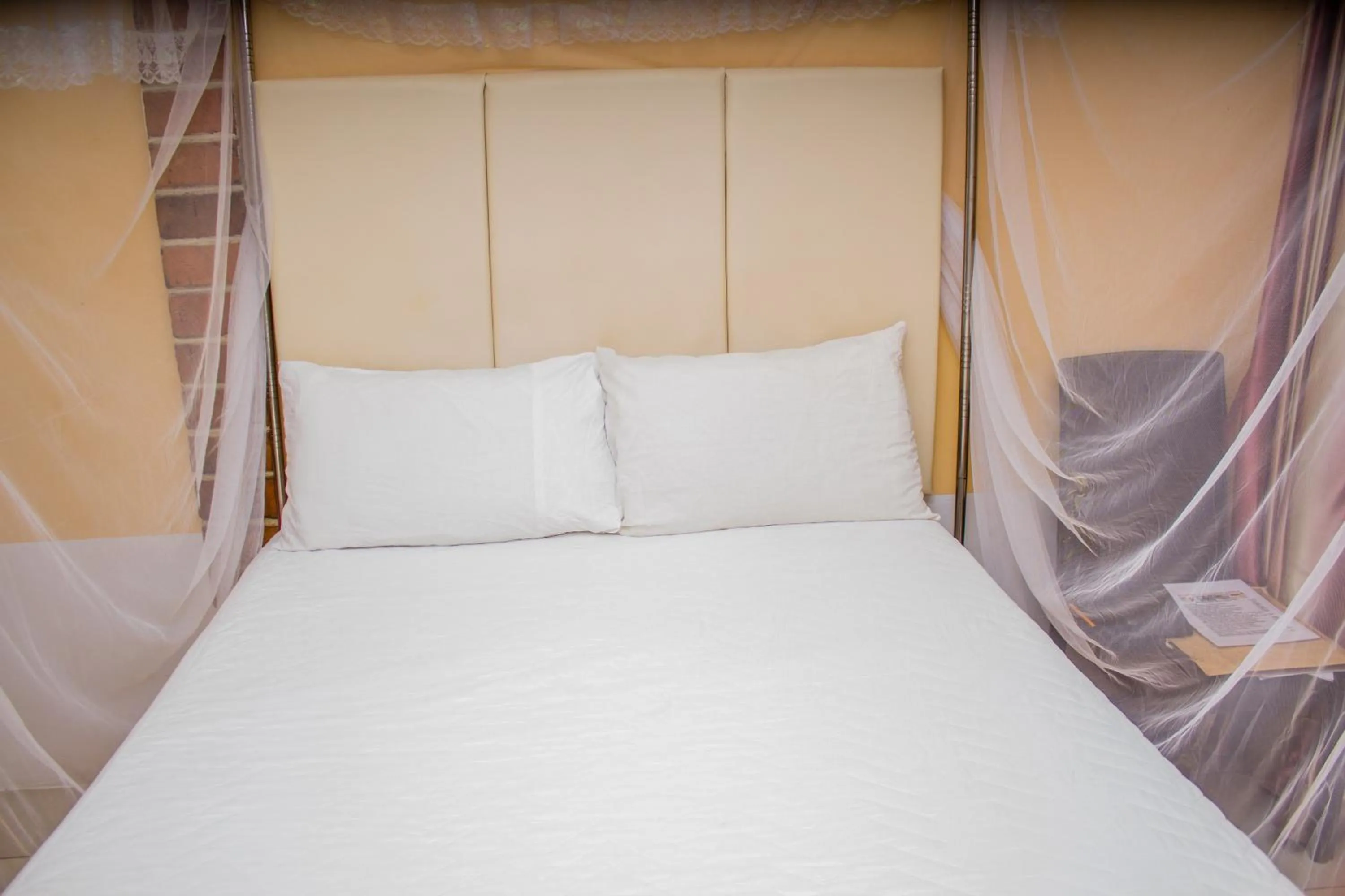 Bed in Rugems Executive Lodge