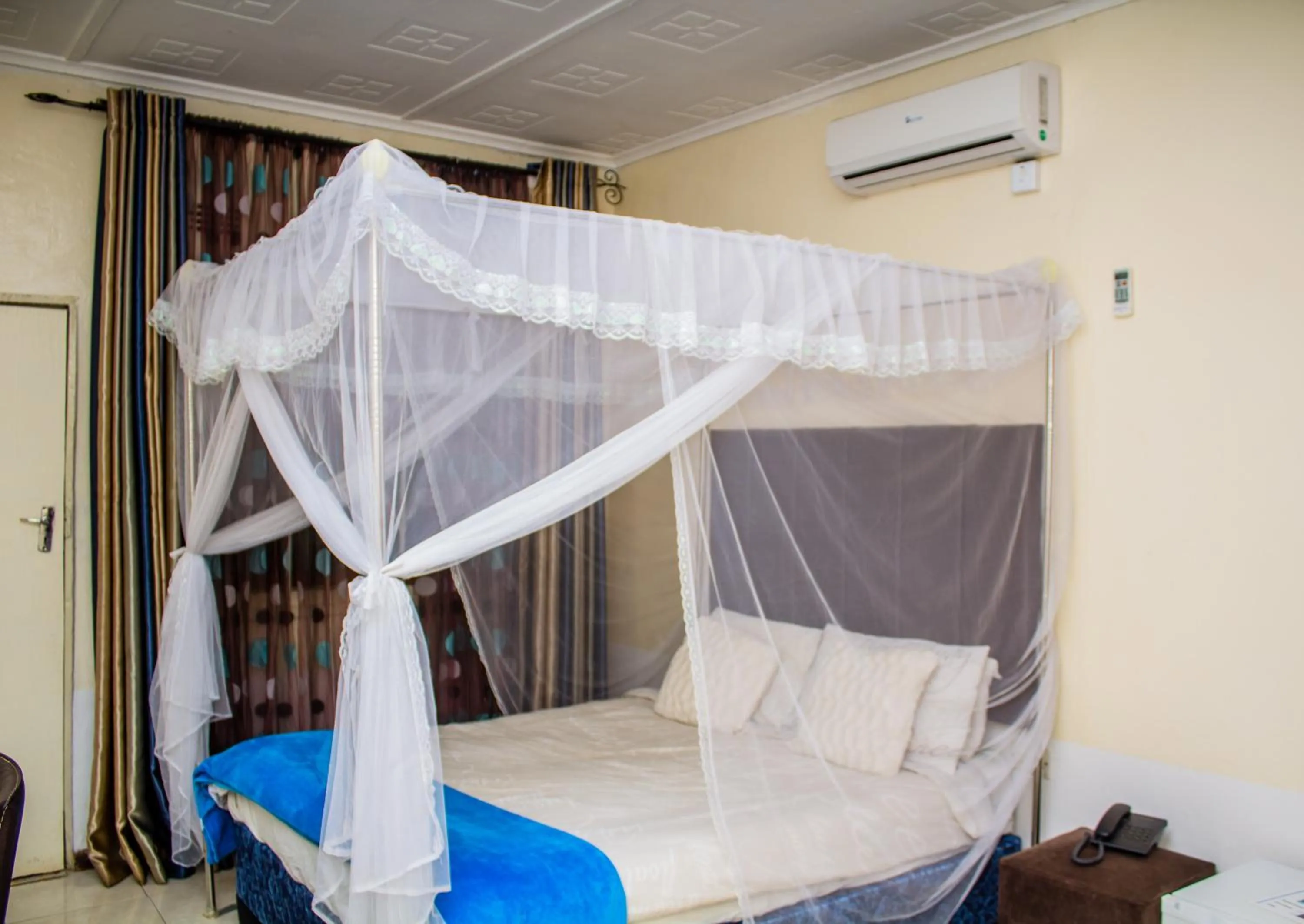 Bed in Rugems Executive Lodge