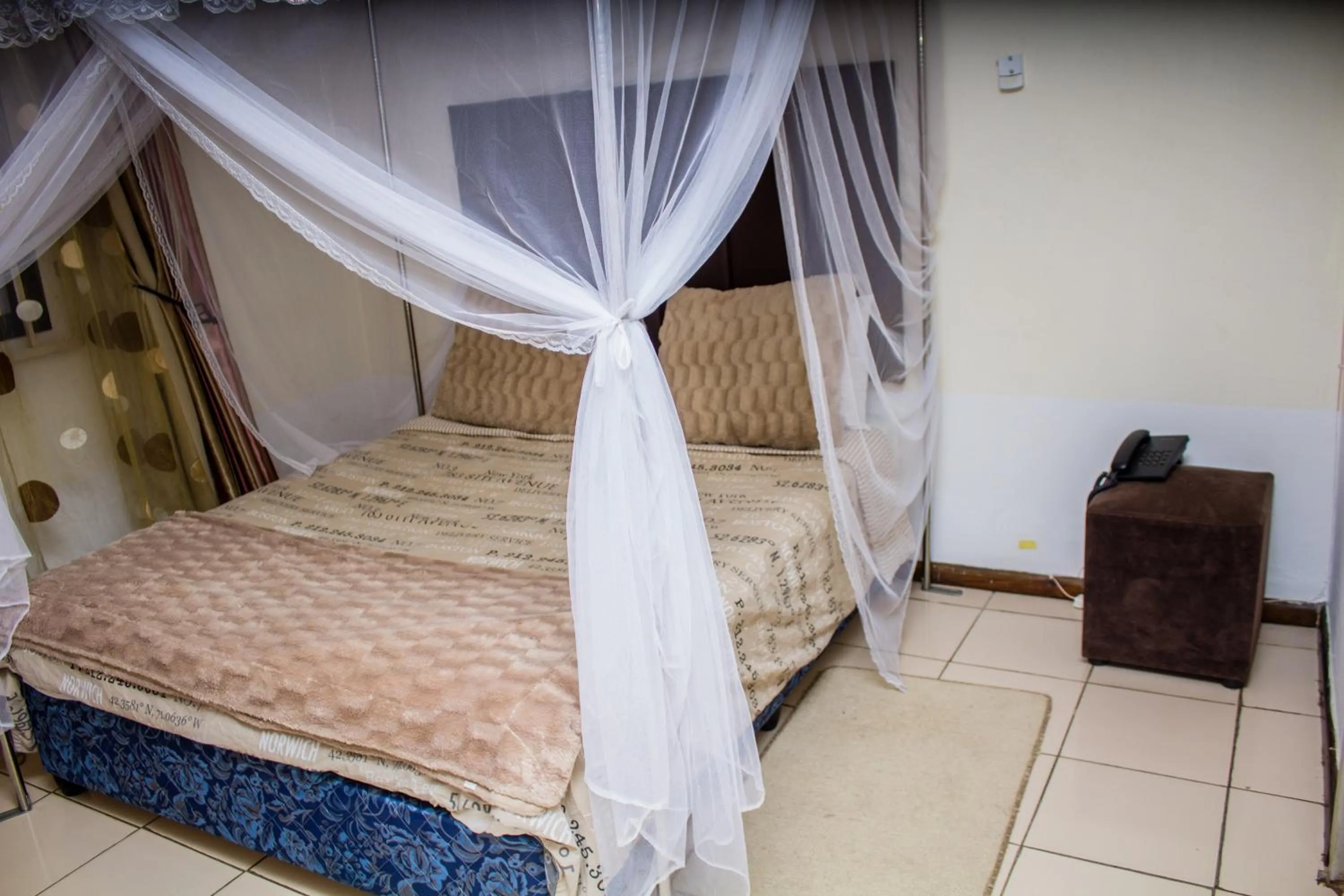 Bed in Rugems Executive Lodge