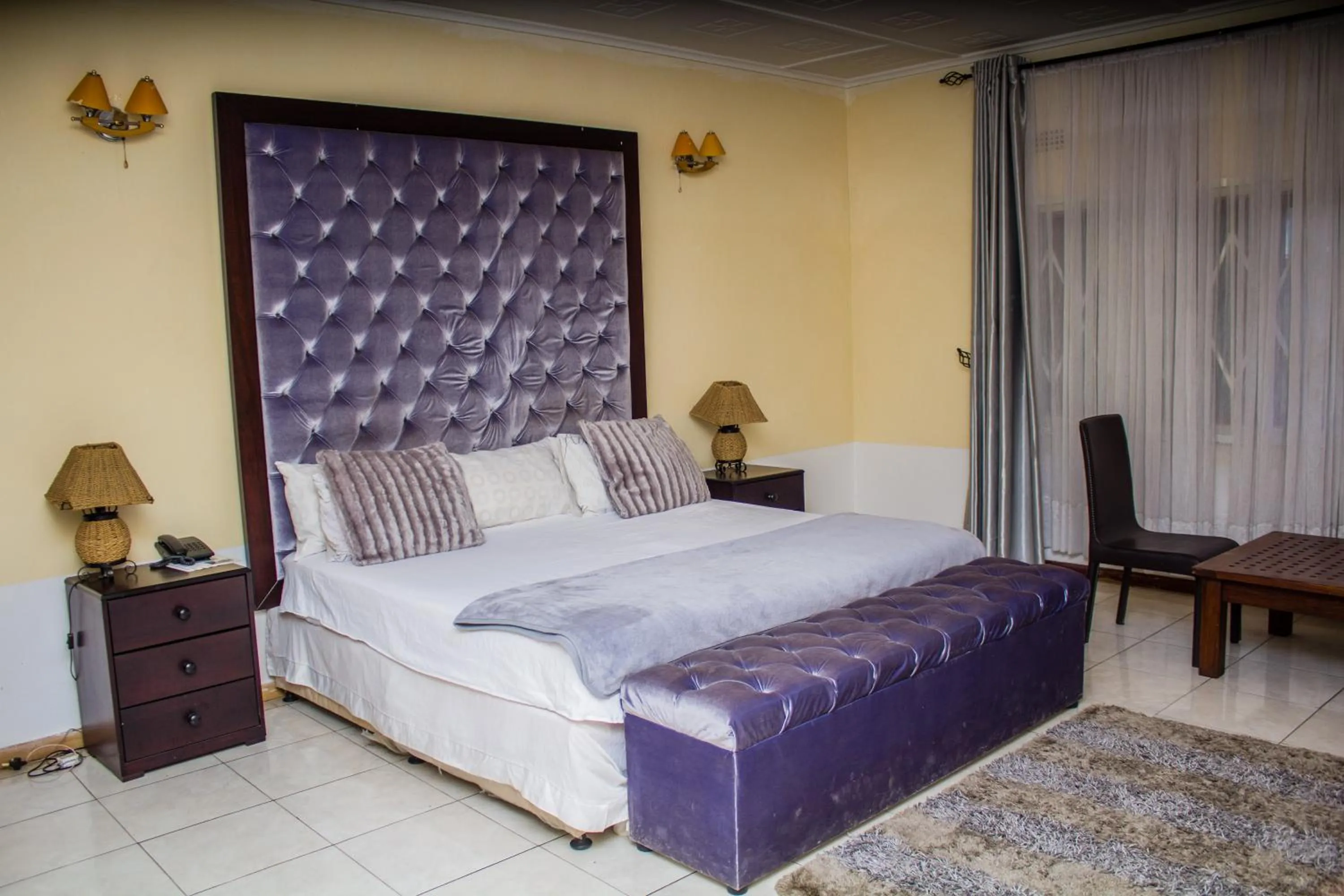 Bed in Rugems Executive Lodge