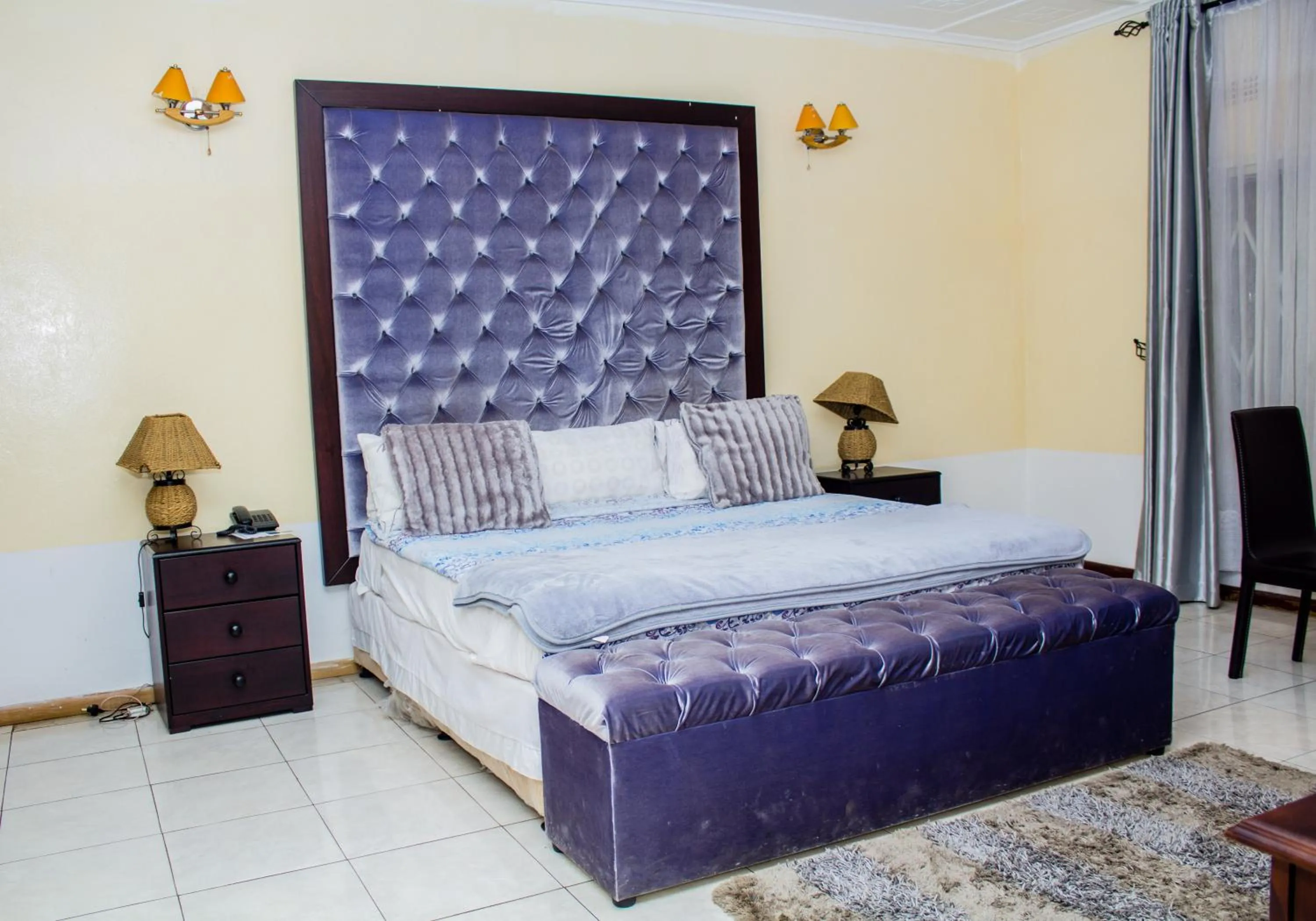 Bed in Rugems Executive Lodge