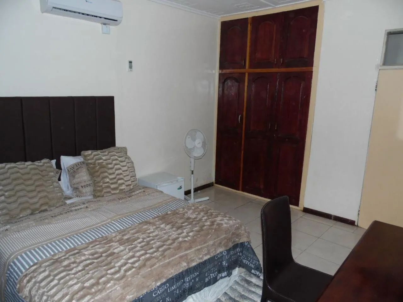 Bed in Rugems Executive Lodge