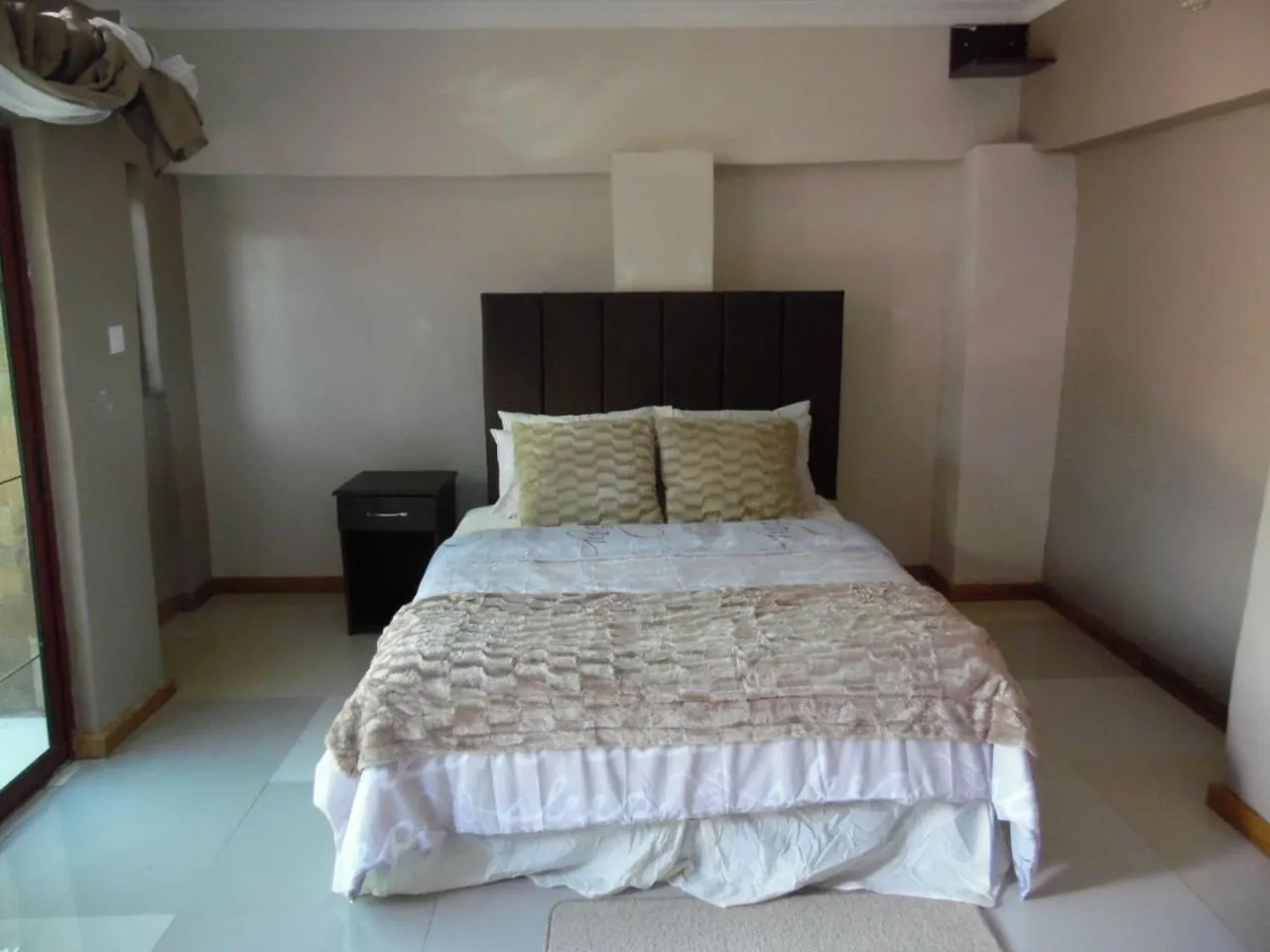 Bed in Rugems Executive Lodge