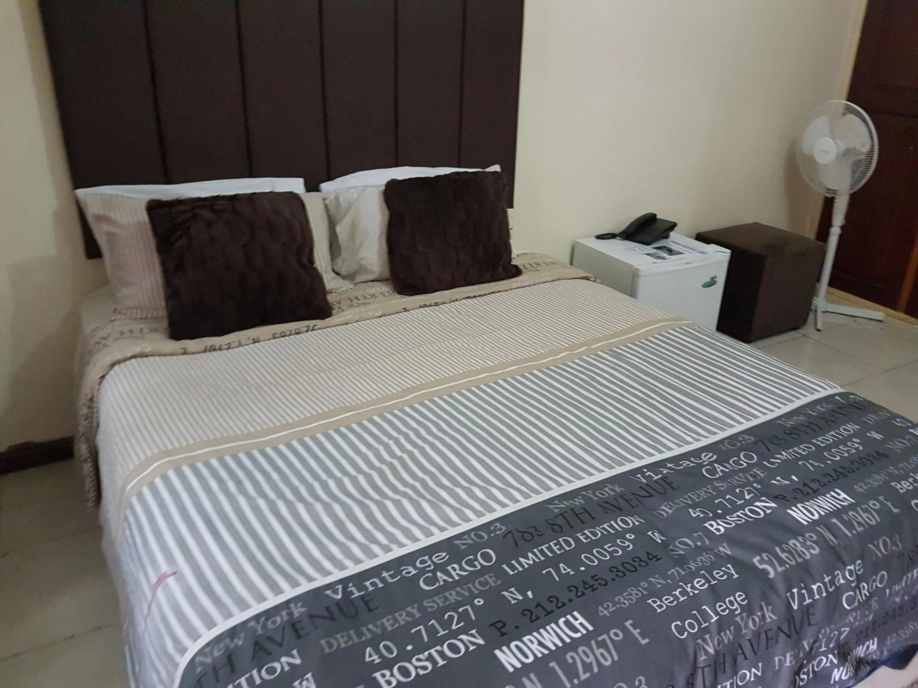 Bed in Rugems Executive Lodge